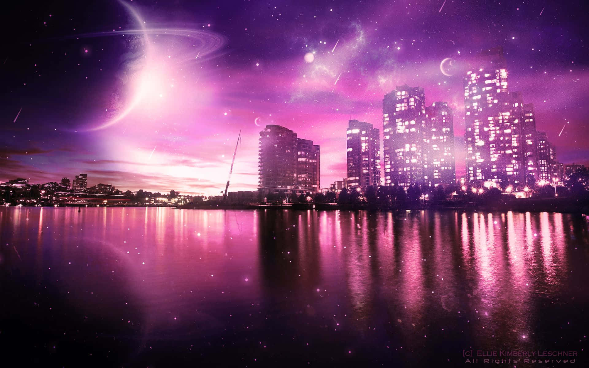 Pink City 桌布 壁紙 — 未來城市天際線在暮色中倒映在平靜的水面上，下方是充滿活力的紫色宇宙天空，閃爍著發光的天體。