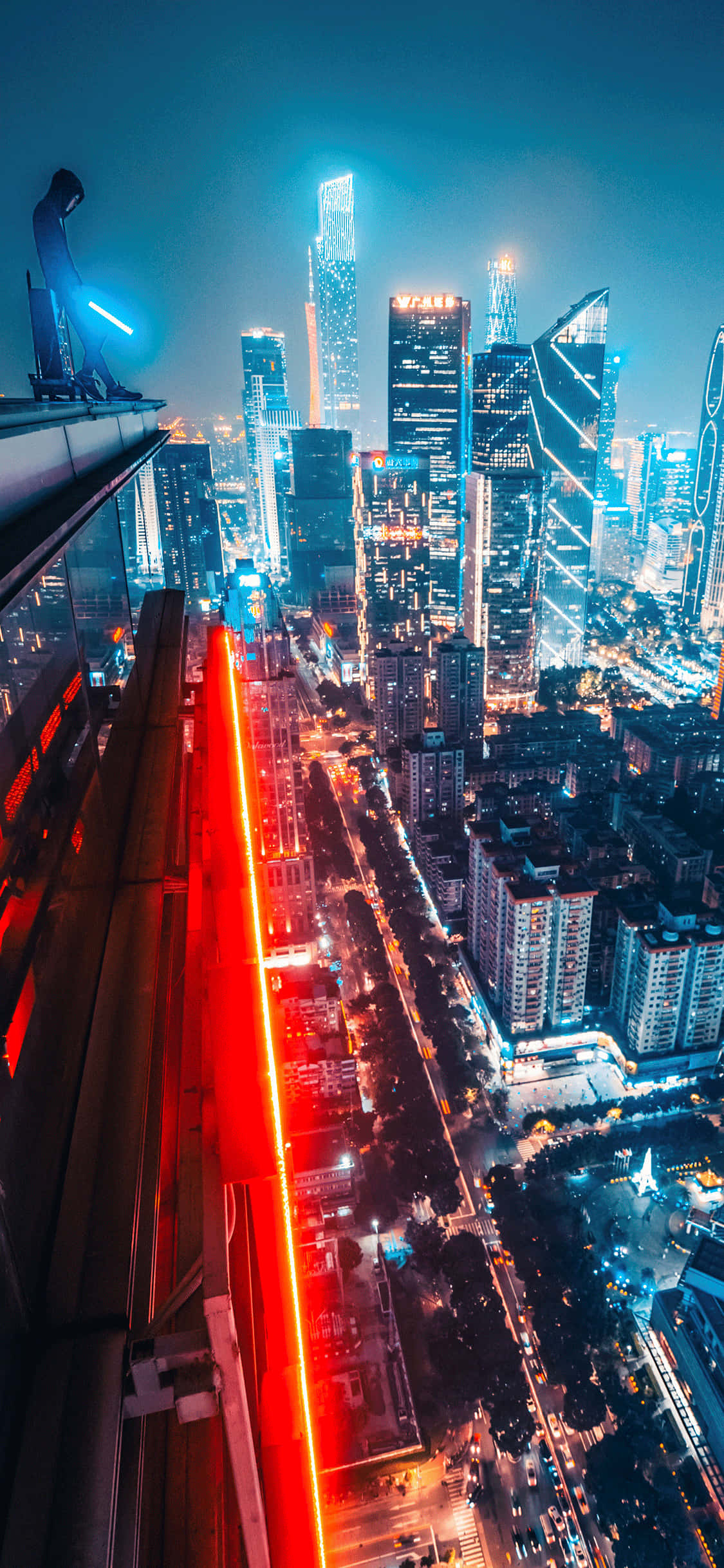 City Night 桌布 壁紙 — 未來城市景觀的夜間航拍，發光的摩天大樓和高速公路上的鮮紅色光跡。