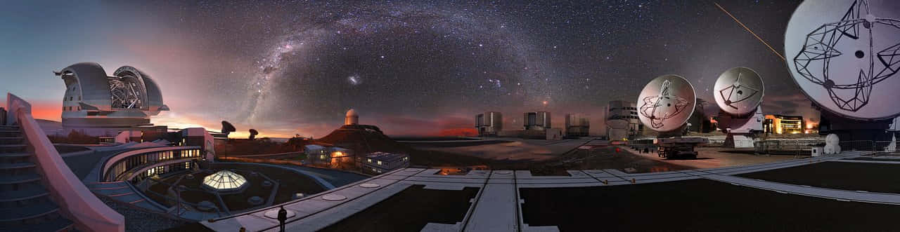 Observatory 桌布 壁紙 — 未來天文台建築群在星空下、銀河閃耀的壯麗全景。