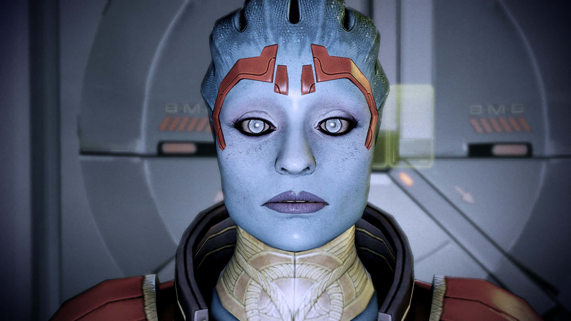 Mass Effect Samara 桌布 壁紙 — 未來太空船內部，藍皮膚外星人頭部有紅色標記和發光眼睛的特寫肖像。