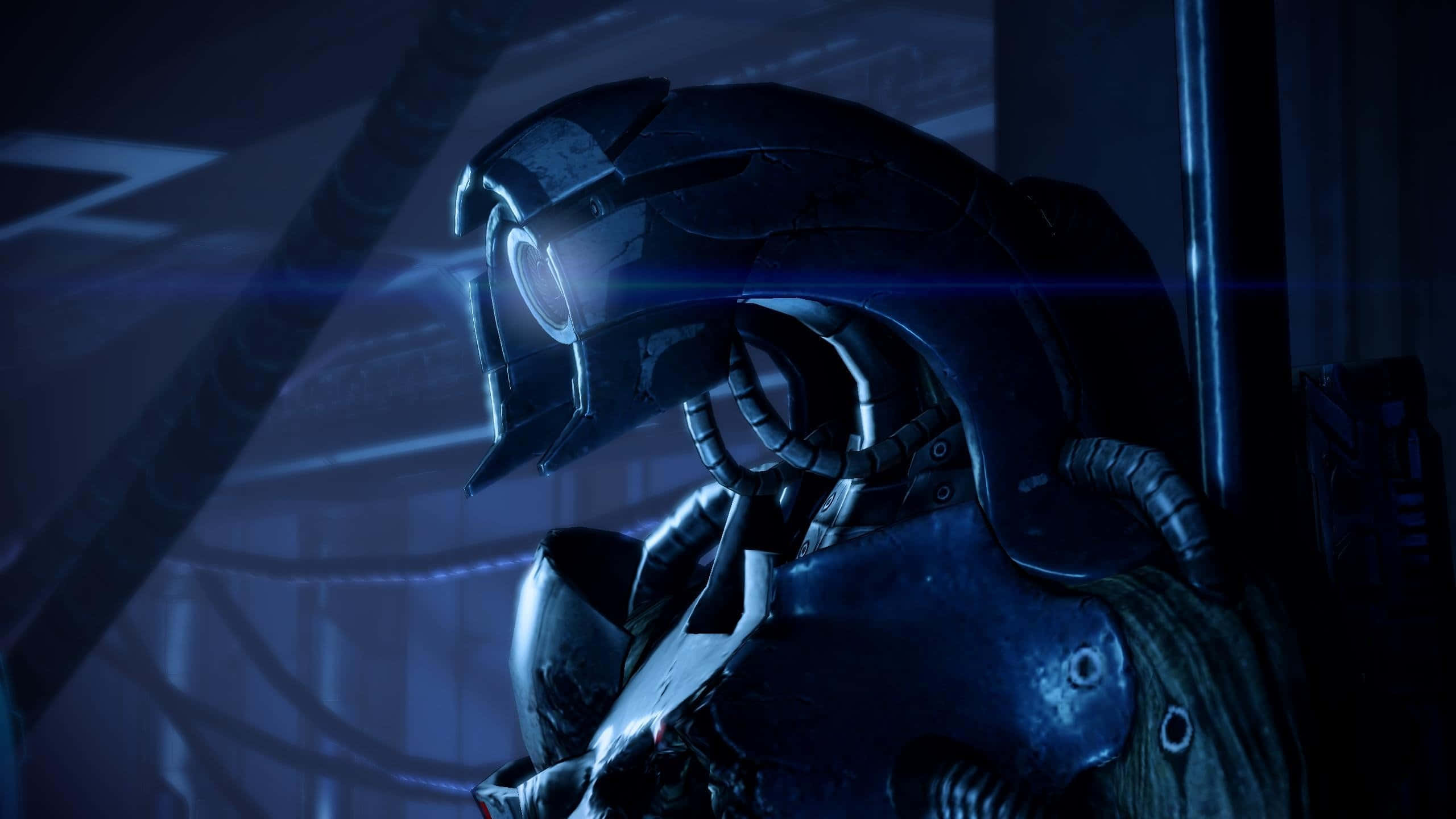 Mass Effect 2 桌布 壁紙 — 未來感裝甲頭盔的特寫，帶有發光藍色光學元件，位於昏暗的科幻走廊中。