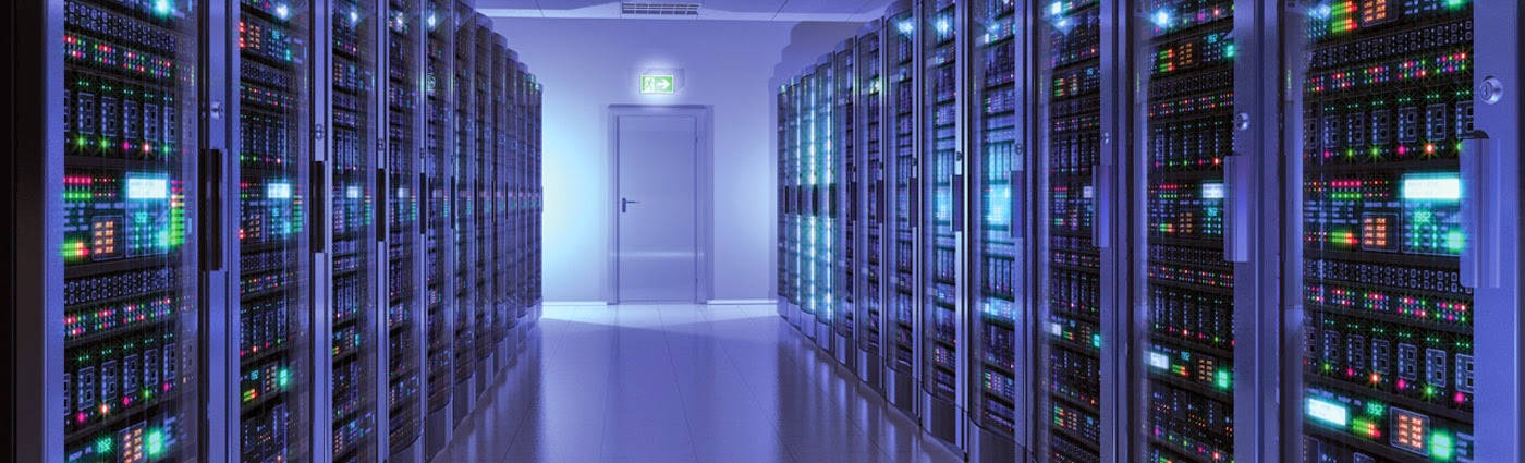 數據中心中發光的伺服器機架長廊。 — 科技動圖 壁紙