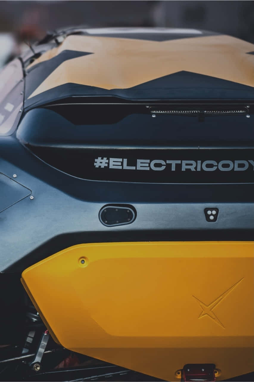 採用黃色和黑色幾何設計及主題標籤品牌的未來電動車。 — Project Cars 壁紙