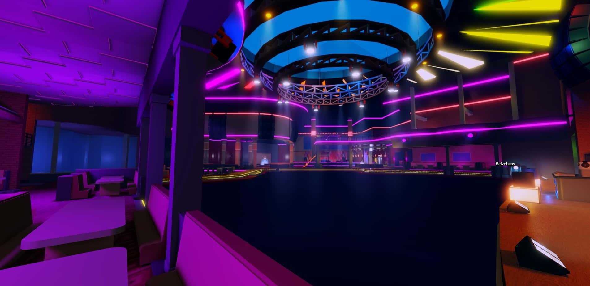 Nightclub 桌布 壁紙 — 未來風格的夜總會，霓虹紫色和藍色燈光照亮時尚座位和中央舞台，上方是發光的圓形天花板結構。