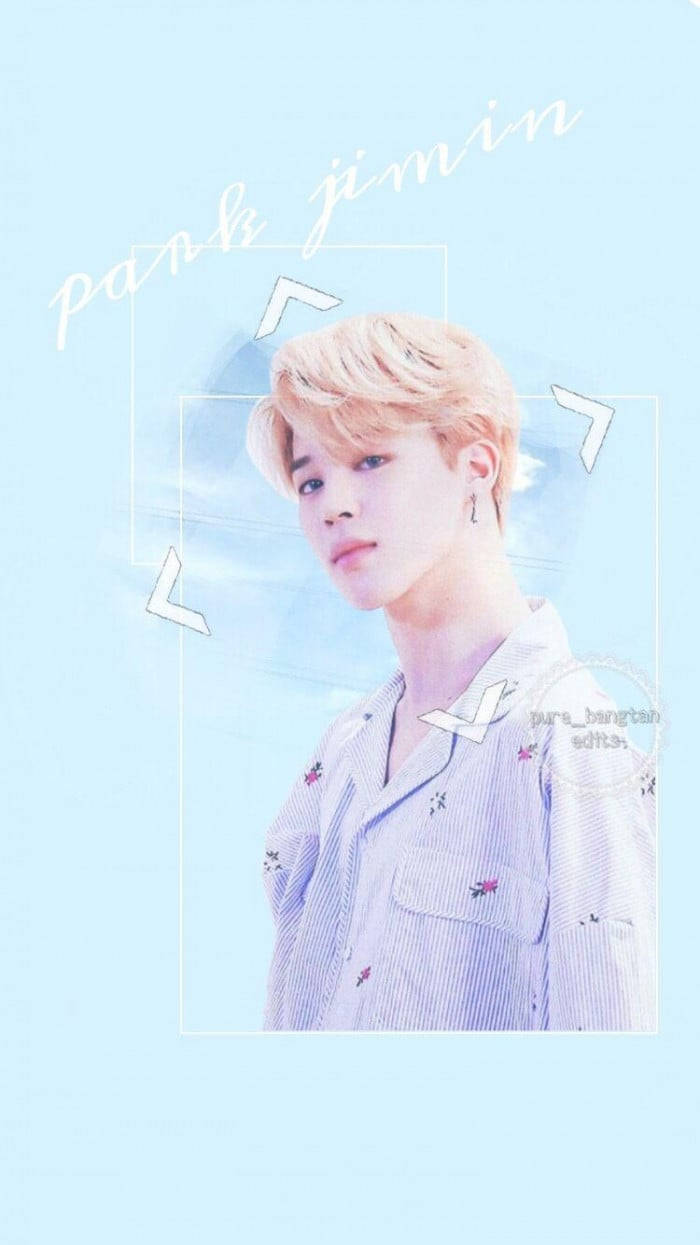 BTS 桌布 壁紙 — 朴智旻身穿條紋襯衫，在淺藍色背景前帶有幾何框架裝飾的柔和粉彩肖像。
