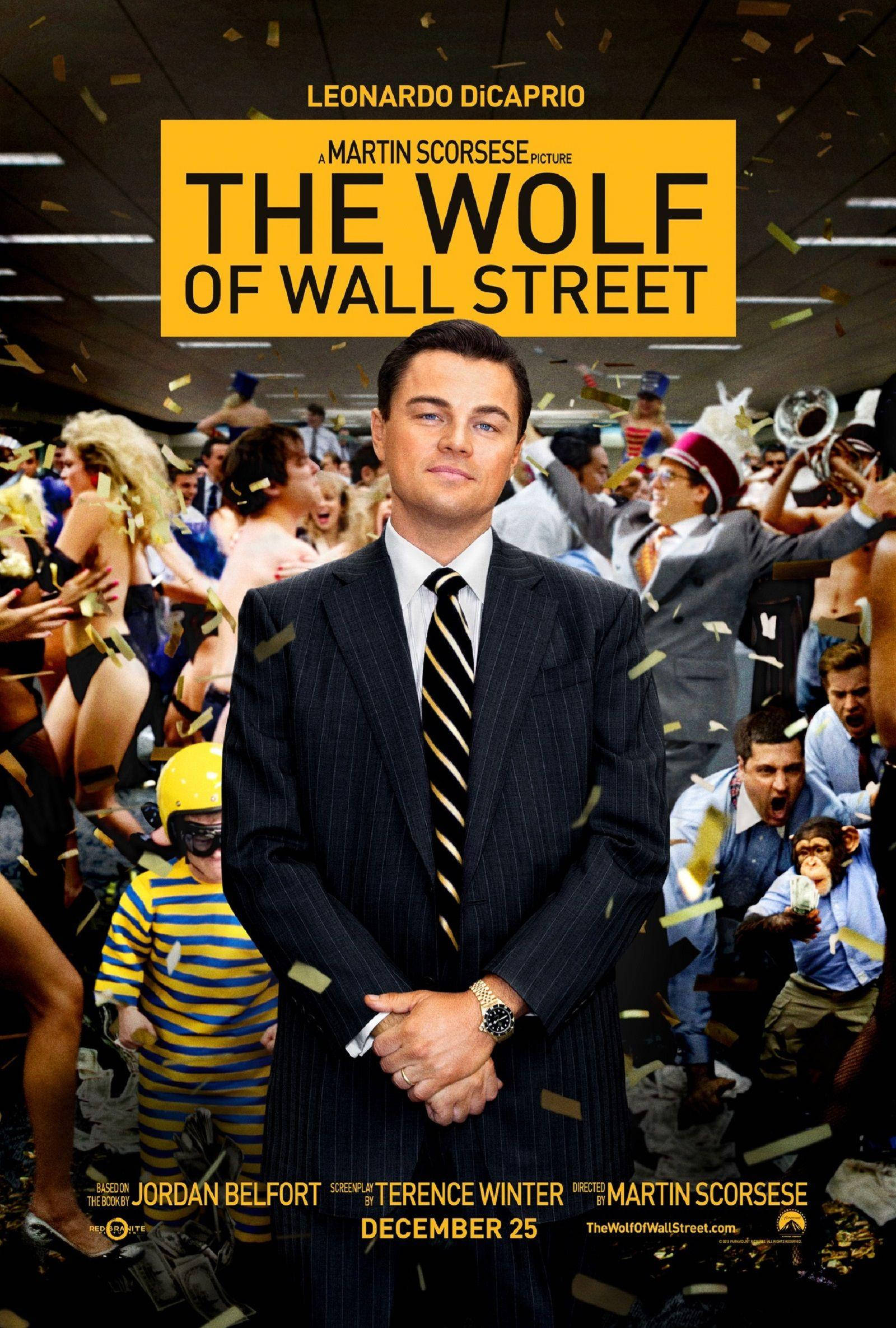 Wolf Of Wall Street 桌布 壁紙 — 李奧納多·狄卡皮歐自信地穿著一套細條紋西裝，身後一場混亂的華爾街派對上金色紙屑如雨般落下。