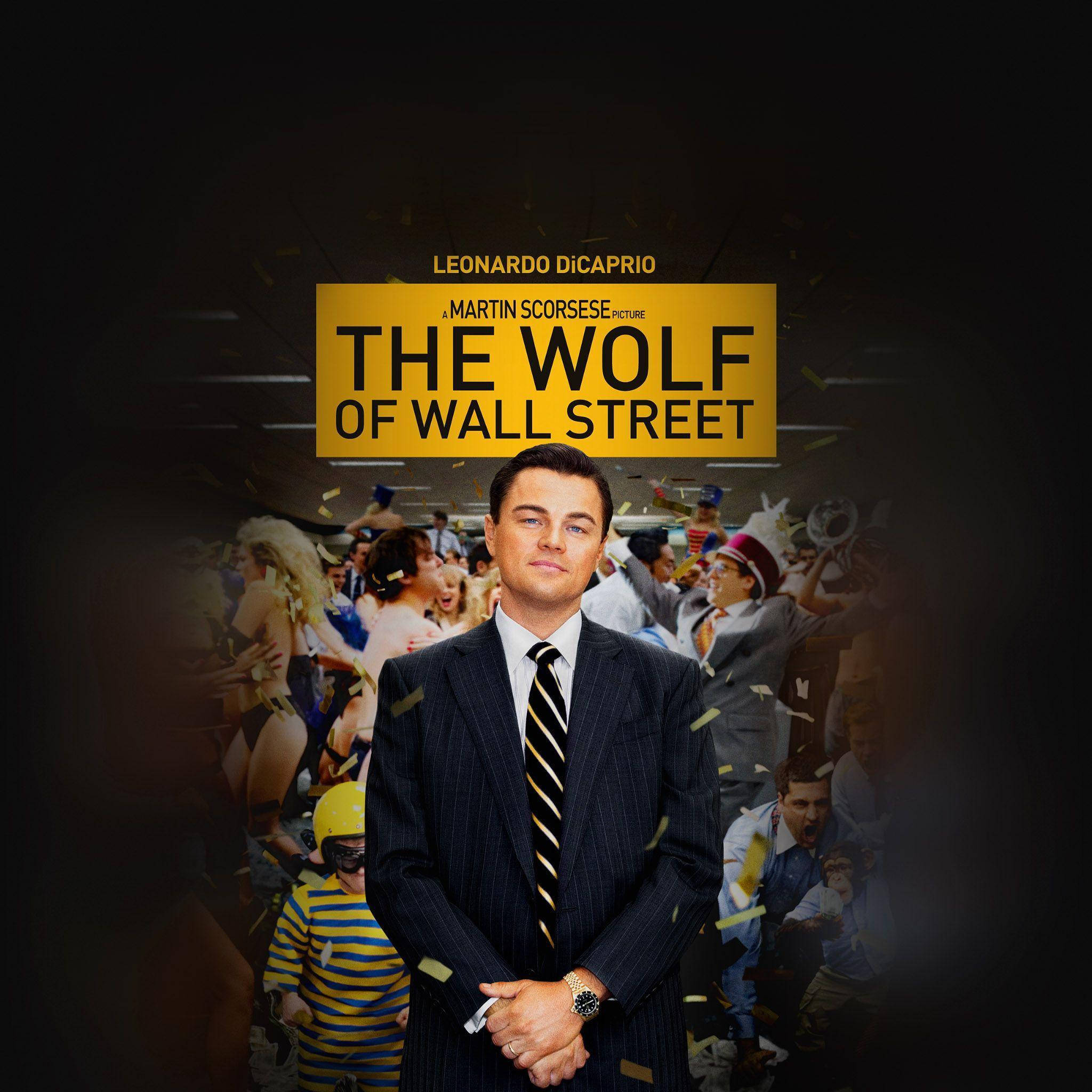 Wolf Of Wall Street 桌布 壁紙 — 李奧納多·狄卡皮歐身穿細條紋西裝，自信地站立，紙屑在電影海報中混亂的派對場景中飄落。