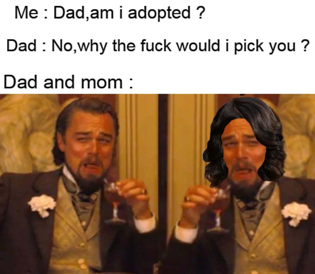 Memes 桌布 壁紙 — 李奧納多·狄卡皮歐身穿西裝手持酒杯的迷因圖片，附有關於領養和父母反應的文字疊加。