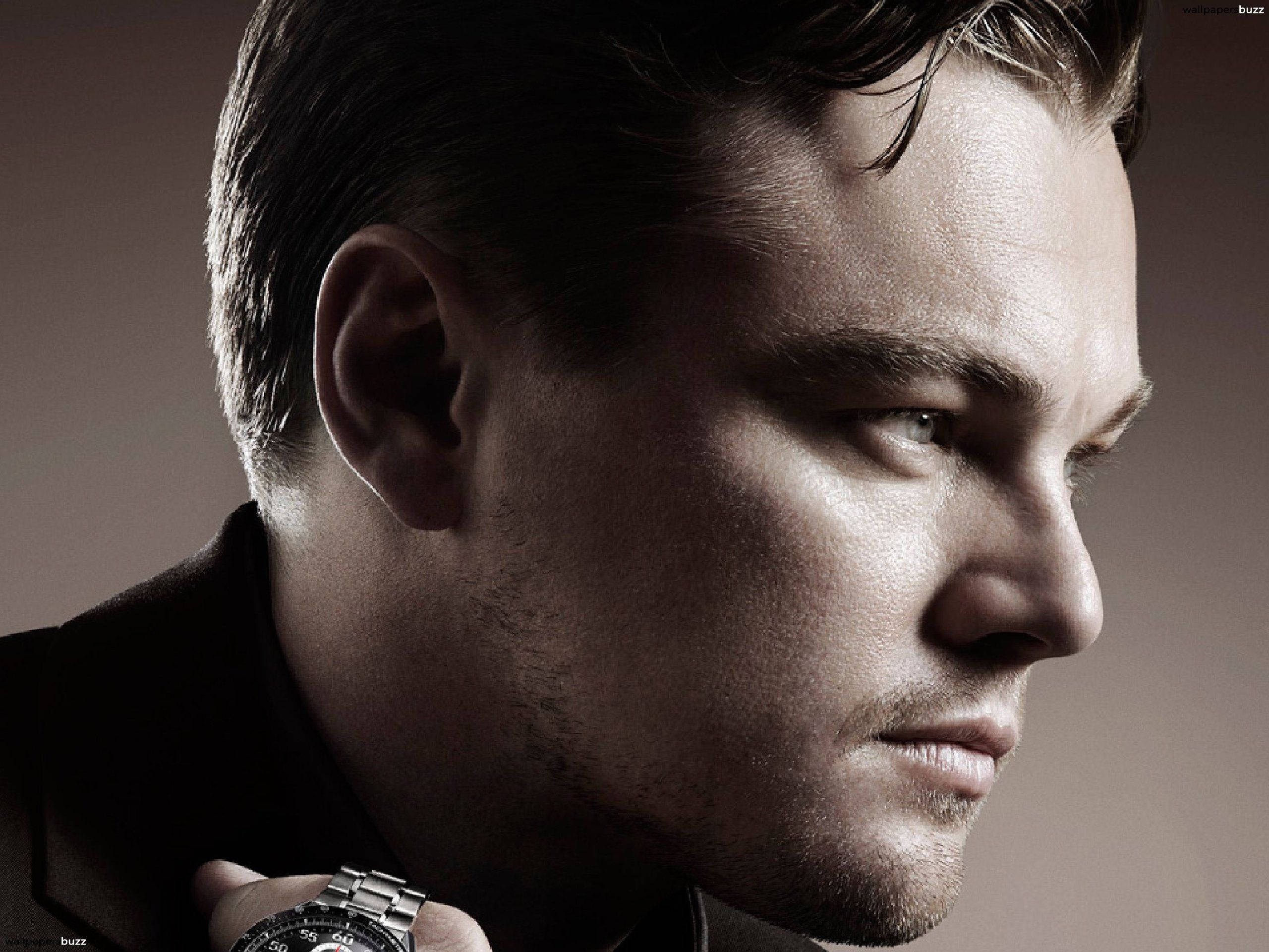 Dicaprio 桌布 壁紙 — 李奧納多狄卡皮歐的戲劇性側面特寫肖像，柔和的工作室燈光映襯在柔和的棕色背景上。