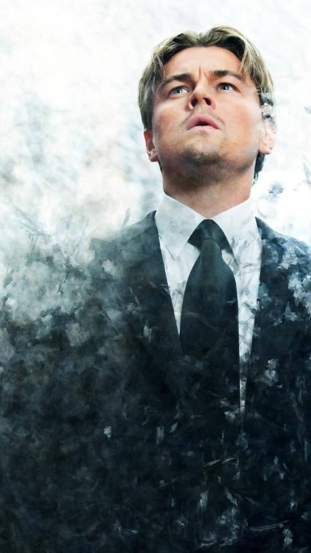 Dicaprio 桌布 壁紙 — 李奧納多狄卡皮歐透過旋轉煙霧向上凝視，戲劇性的特寫帶有紋理繪畫效果。