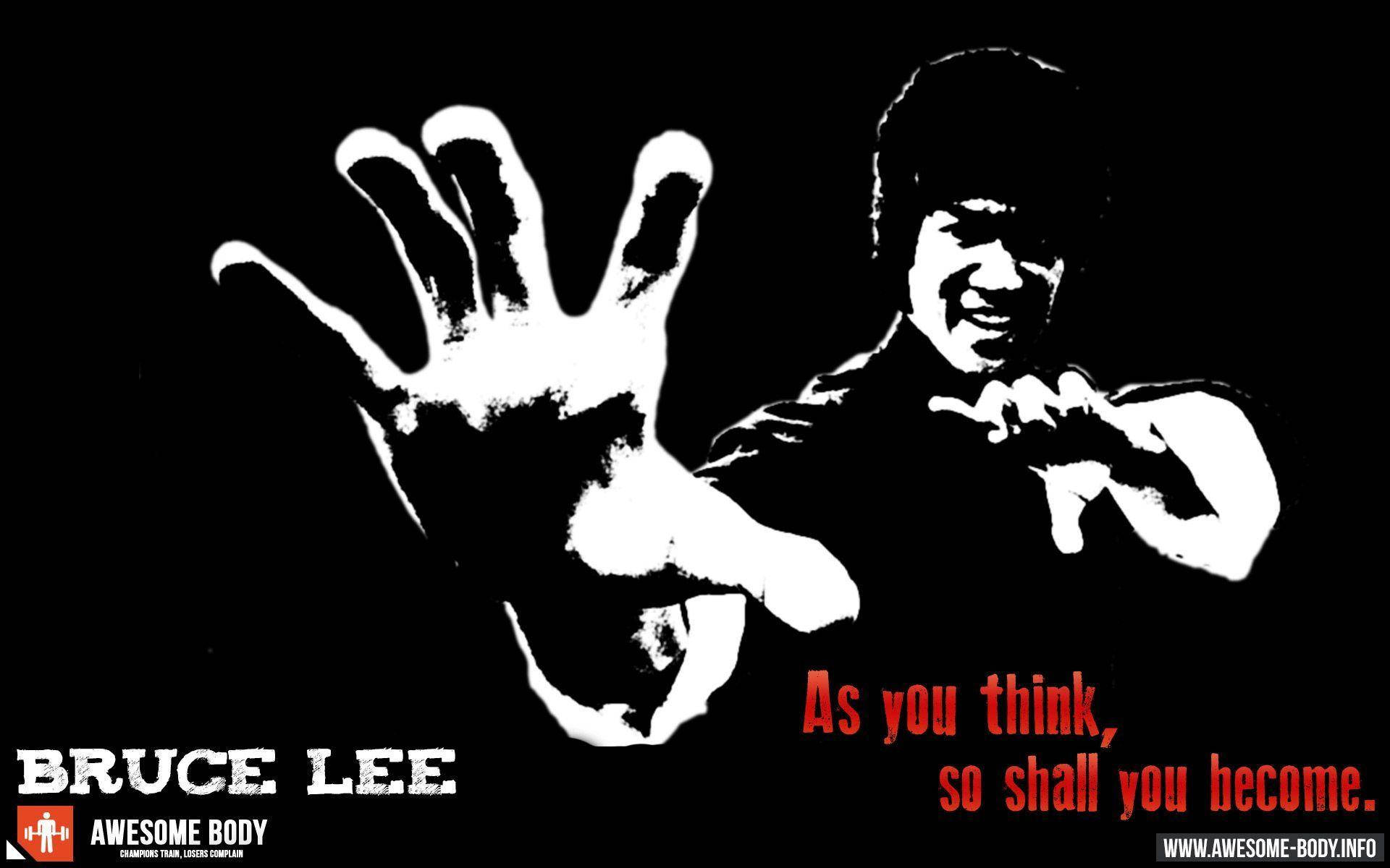 李小龍 桌布 壁紙 — 李小龍以大膽的黑白剪影擺出武術姿勢，背景為深色，並有一個大型手印圖案。