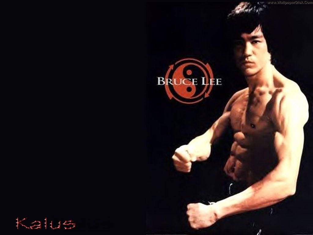 李小龍 桌布 壁紙 — 李小龍以強勁的武術姿勢站在深色背景前，帶有陰陽標誌和他的名字。