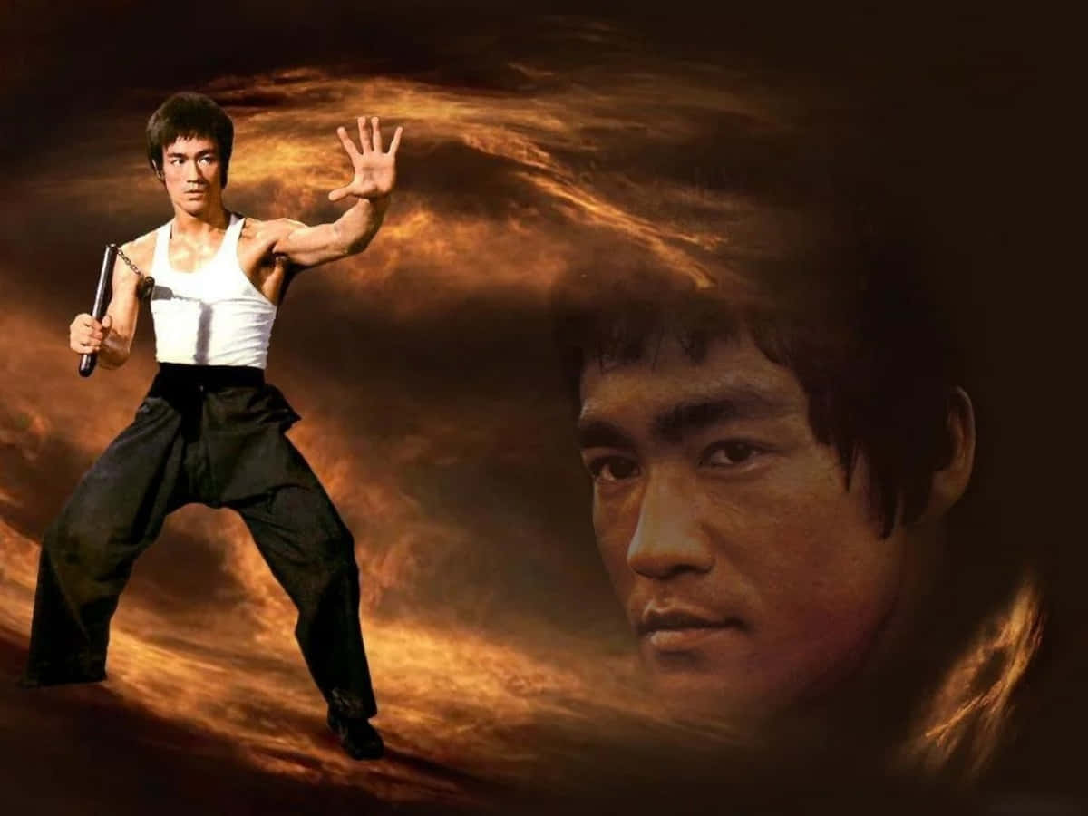 李小龍 桌布 壁紙 — 李小龍以武術姿勢手持雙節棍，背景是熾熱旋轉的火焰，並疊加了他的面部肖像。
