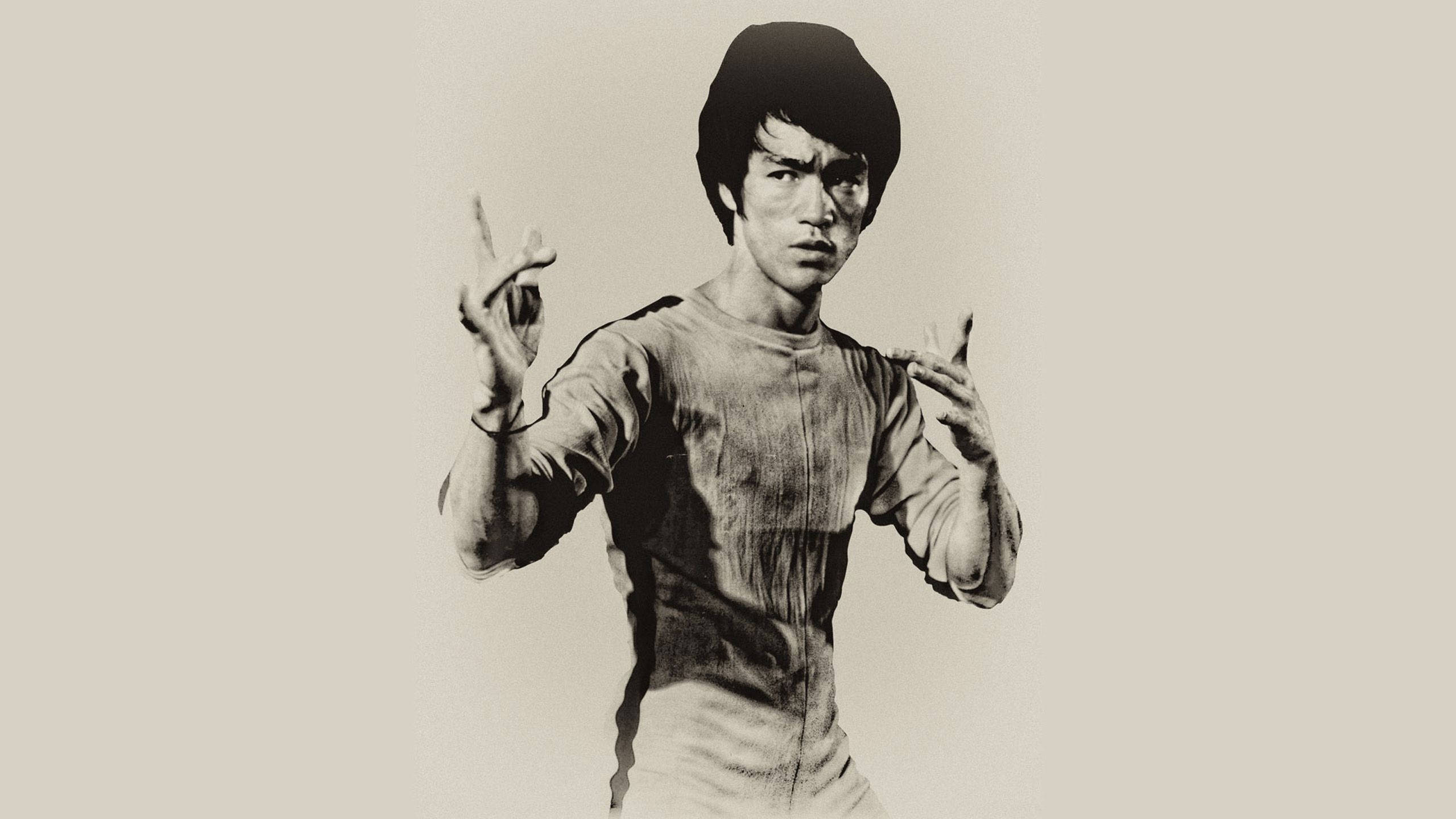 李小龍 桌布 壁紙 — 李小龍以經典武術姿勢，在戲劇性燈光下的復古黑白照片中捕捉。