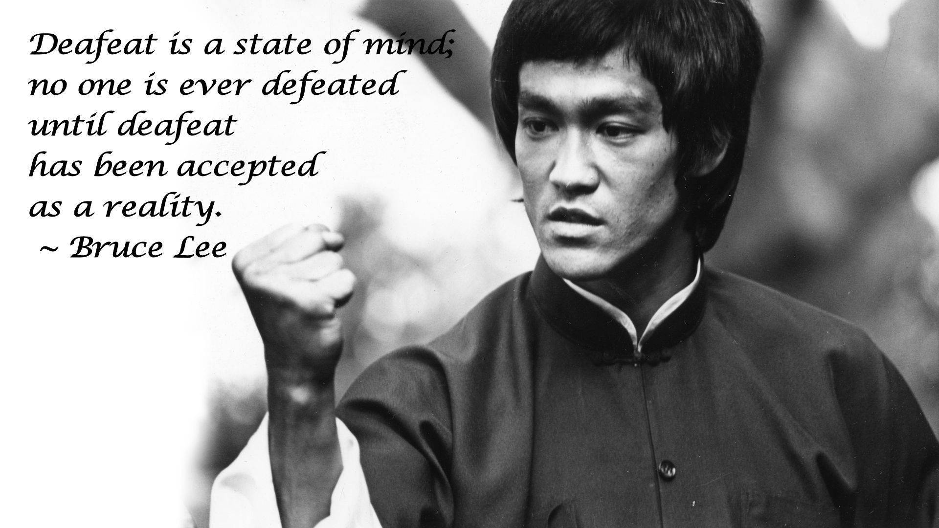 李小龍 桌布 壁紙 — 李小龍黑白照，舉起拳頭，附有關於失敗是心態的名言。