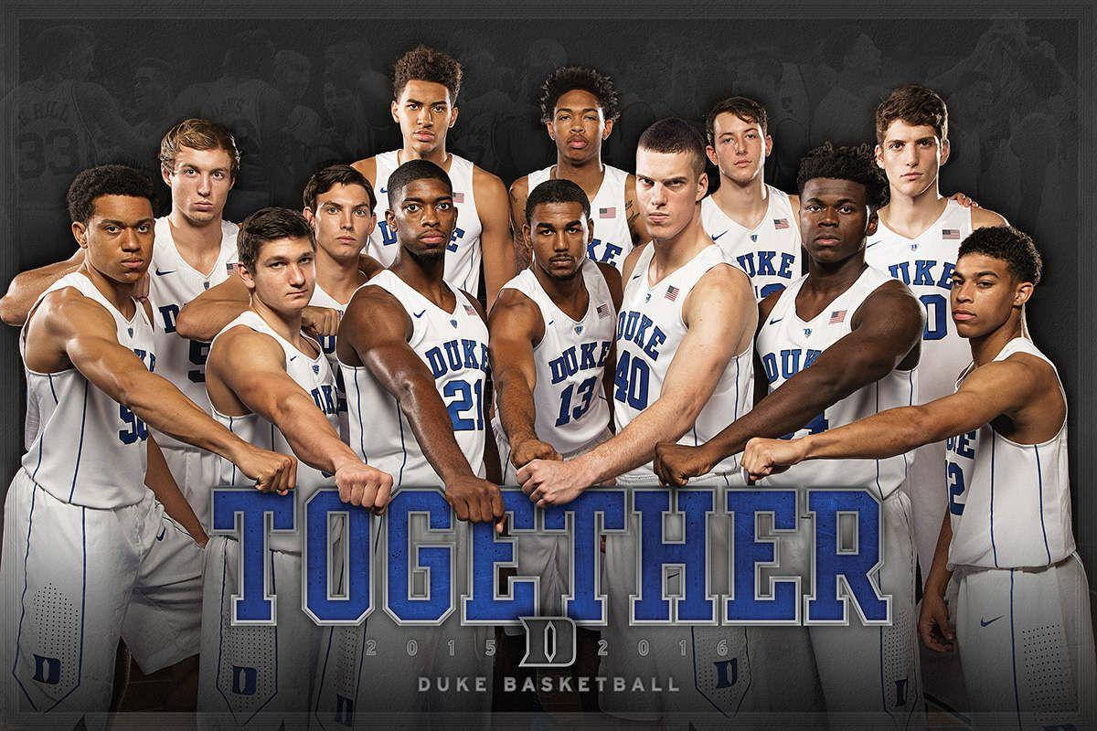 Duke Blue Devils 桌布 壁紙 — 杜克籃球隊身穿白色球衣，在深色紋理背景前緊握拳頭，強勢擺出姿勢。