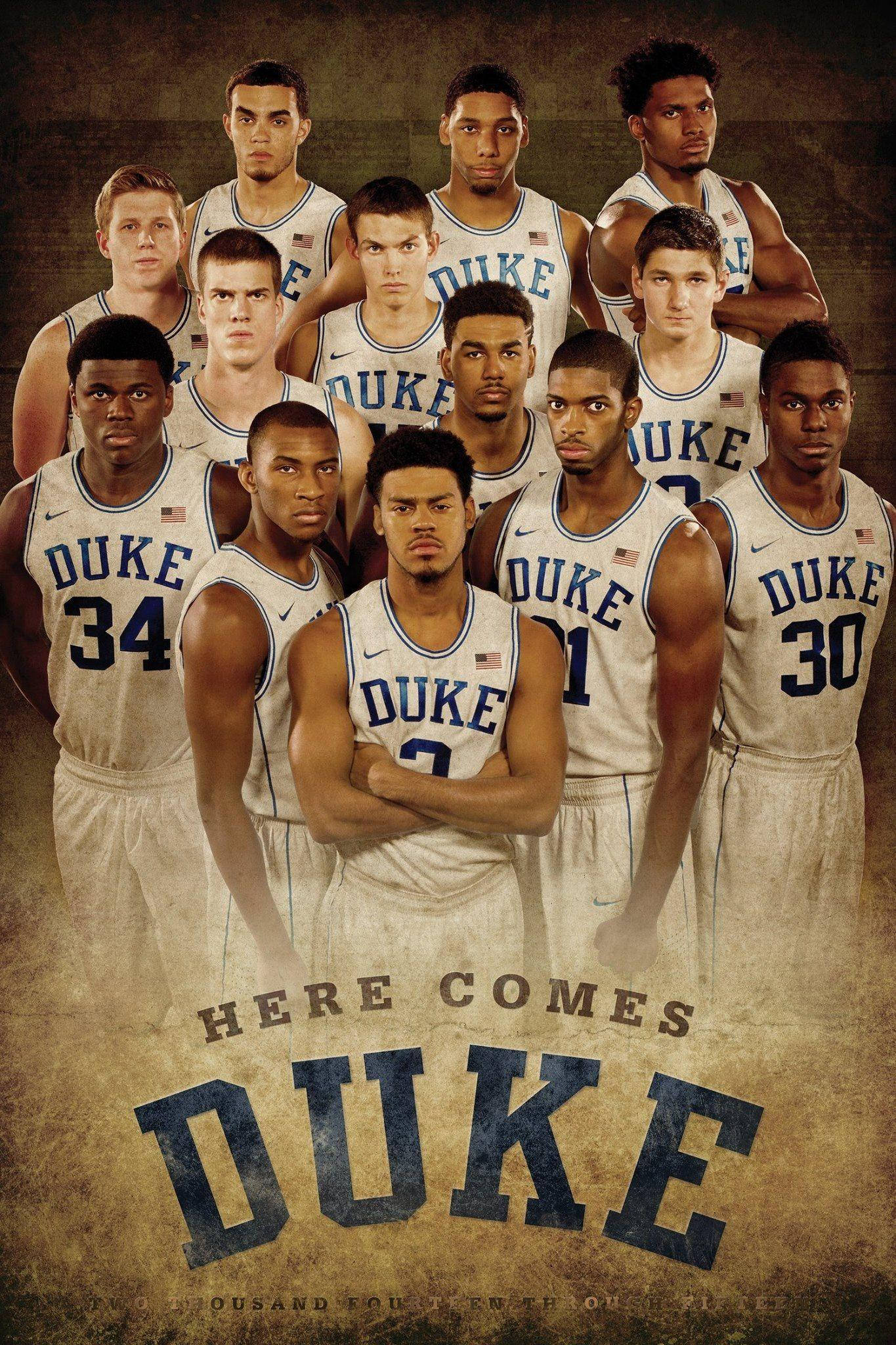 Duke Blue Devils 桌布 壁紙 — 杜克籃球隊身穿白色球衣，表情嚴肅，在帶有紋理的復古背景前擺姿勢。