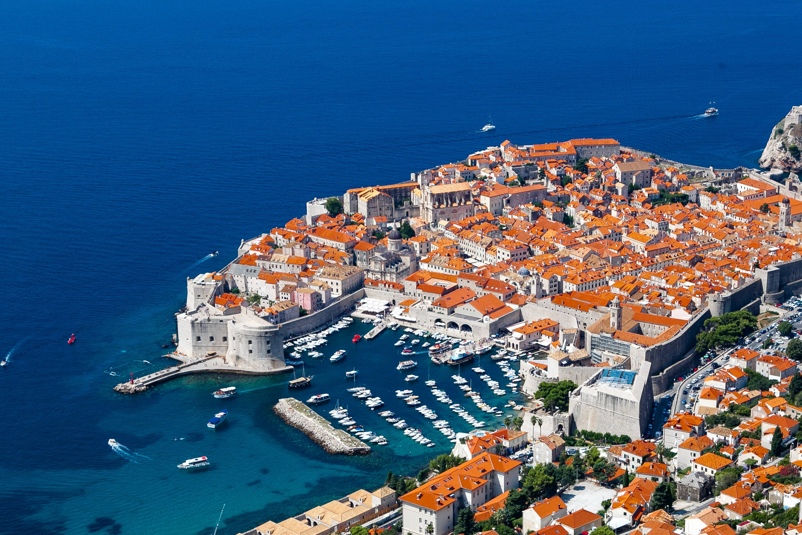 Croatia 桌布 壁紙 — 杜布羅夫尼克歷史悠久的舊城區鳥瞰圖，赤陶屋頂擁抱著碧綠的亞得里亞海。