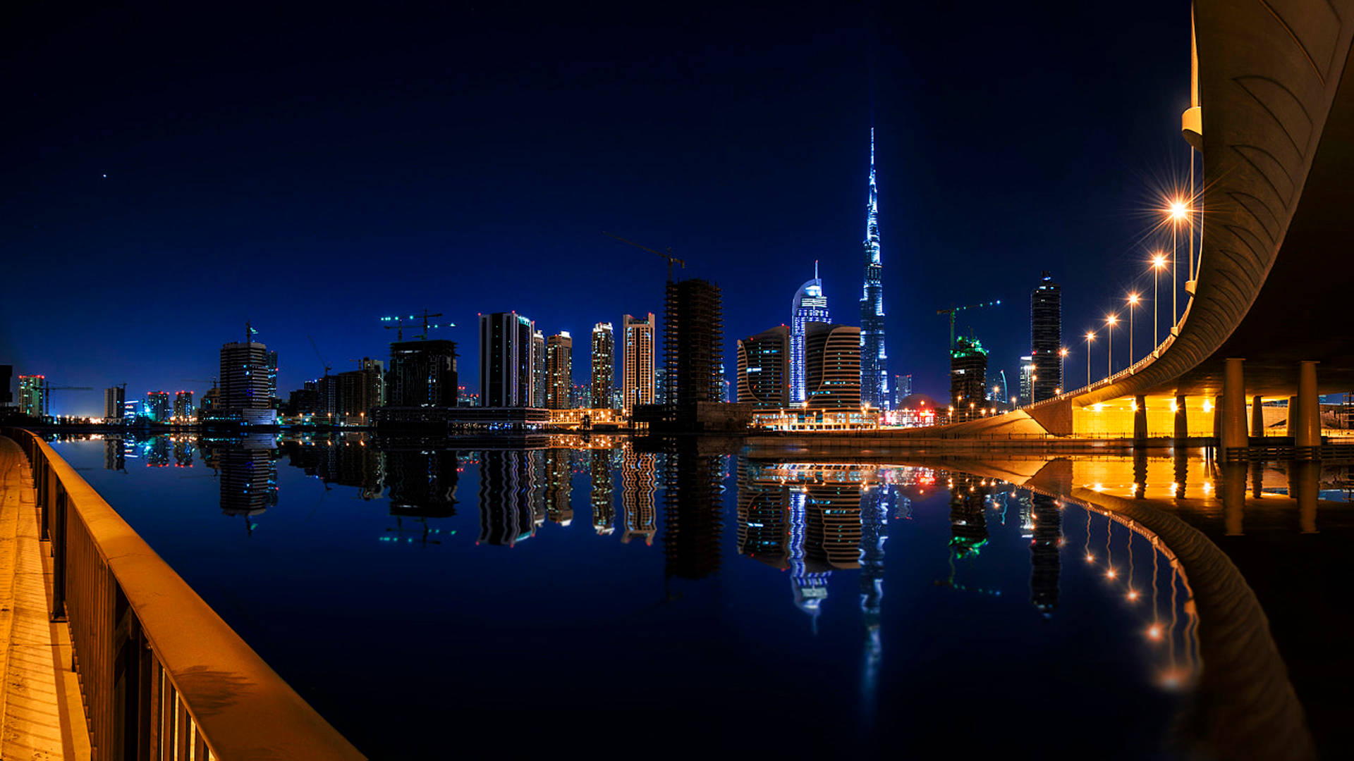 X 桌布 壁紙 — 杜拜令人驚嘆的夜景，哈里發塔在黑暗的天空下照亮並倒映在平靜的水面上。