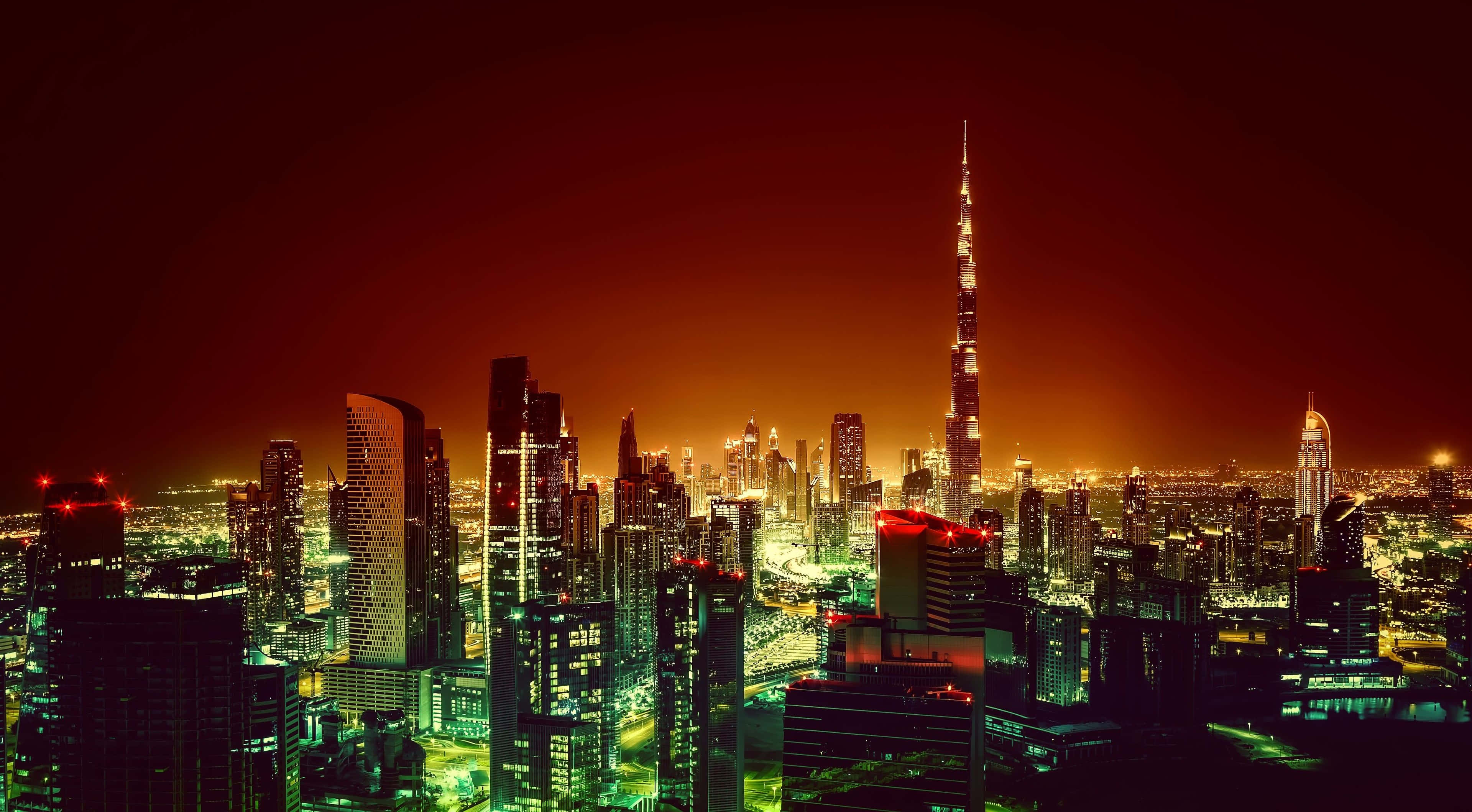 杜拜 桌布 壁紙 — 杜拜充滿活力的夜景，閃爍的摩天大樓和火紅色的天空。