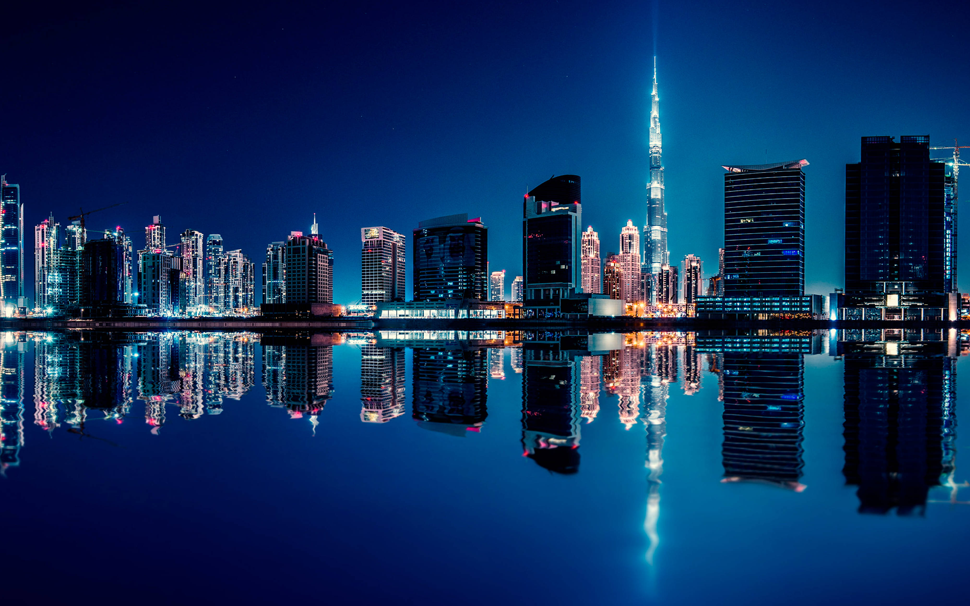 Arab 桌布 壁紙 — 杜拜天際線的璀璨夜景，哈里發塔高聳於倒映的水面上。