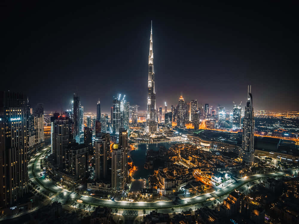 Aerial 桌布 壁紙 — 杜拜天際線的空中夜景，以燈火通明的哈里發塔及周圍摩天大樓為主導。