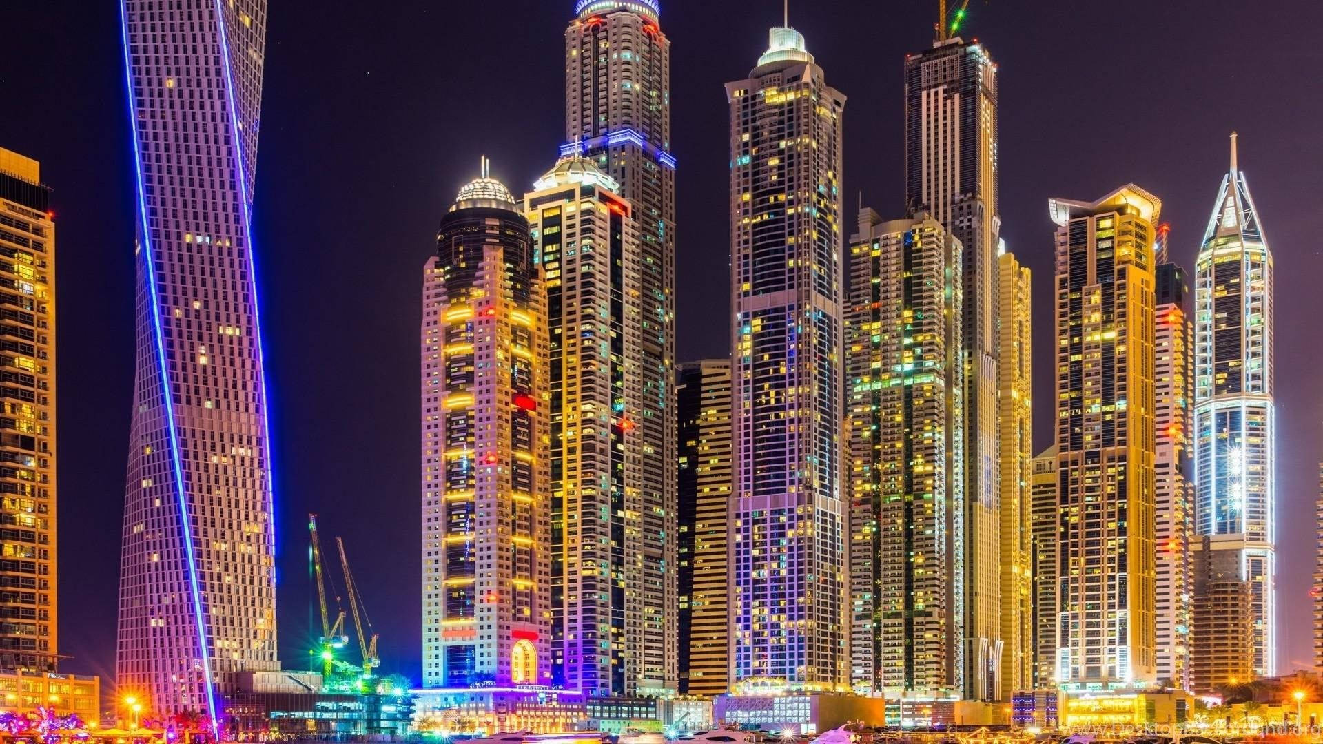 杜拜 桌布 壁紙 — 杜拜天際線的迷人夜景，摩天大樓在黑暗的天空中閃閃發光。