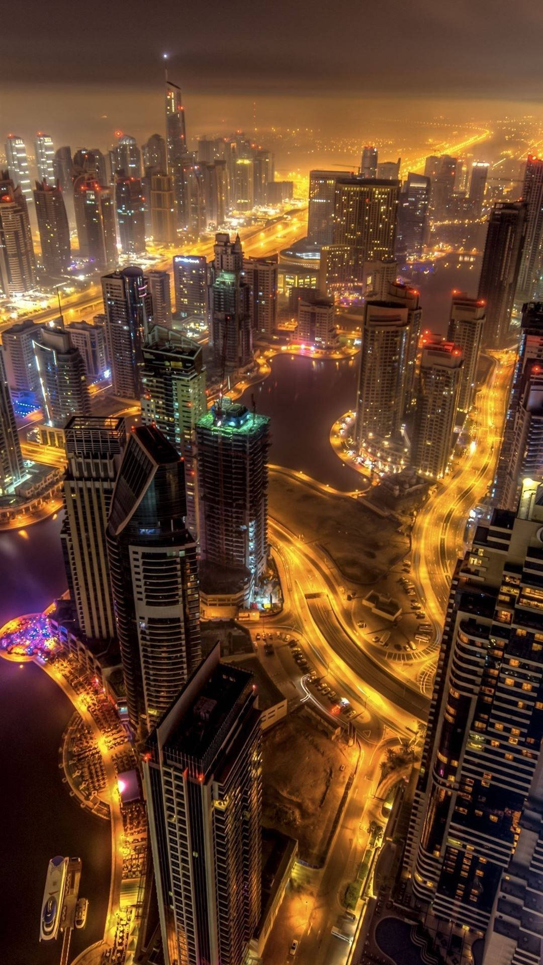 Dubai 桌布 壁紙 — 杜拜閃爍天際線的鳥瞰夜景，高樓大廈燈火通明，道路閃耀光芒。