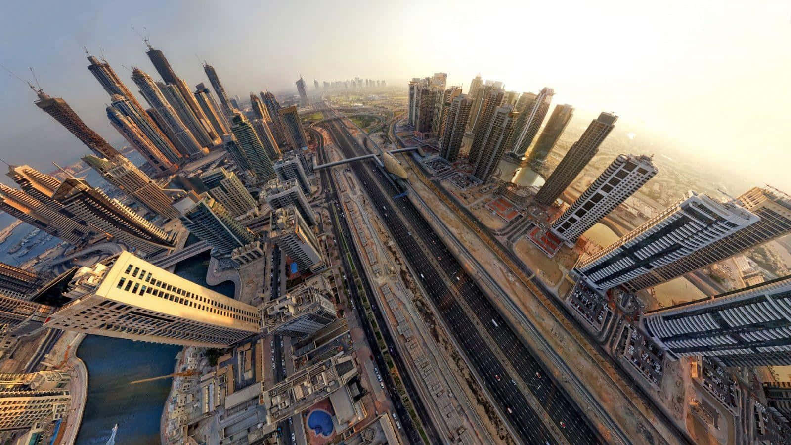 Fisheye 桌布 壁紙 — 杜拜高聳摩天大樓和高速公路在金色日出光芒中的空中魚眼視圖。