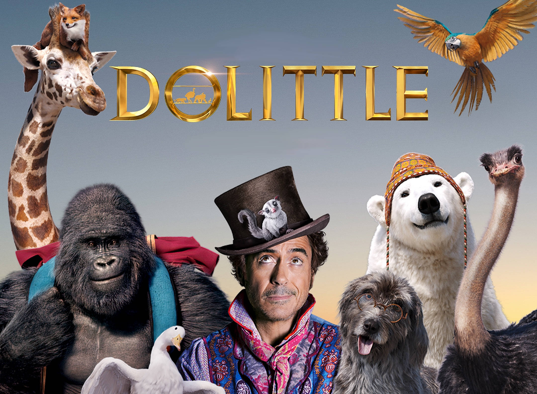 dolittle 桌布 壁紙 — 杜立德醫生站在動畫動物之中，包括長頸鹿、大猩猩、鸚鵡和北極熊，背景是柔和天空。