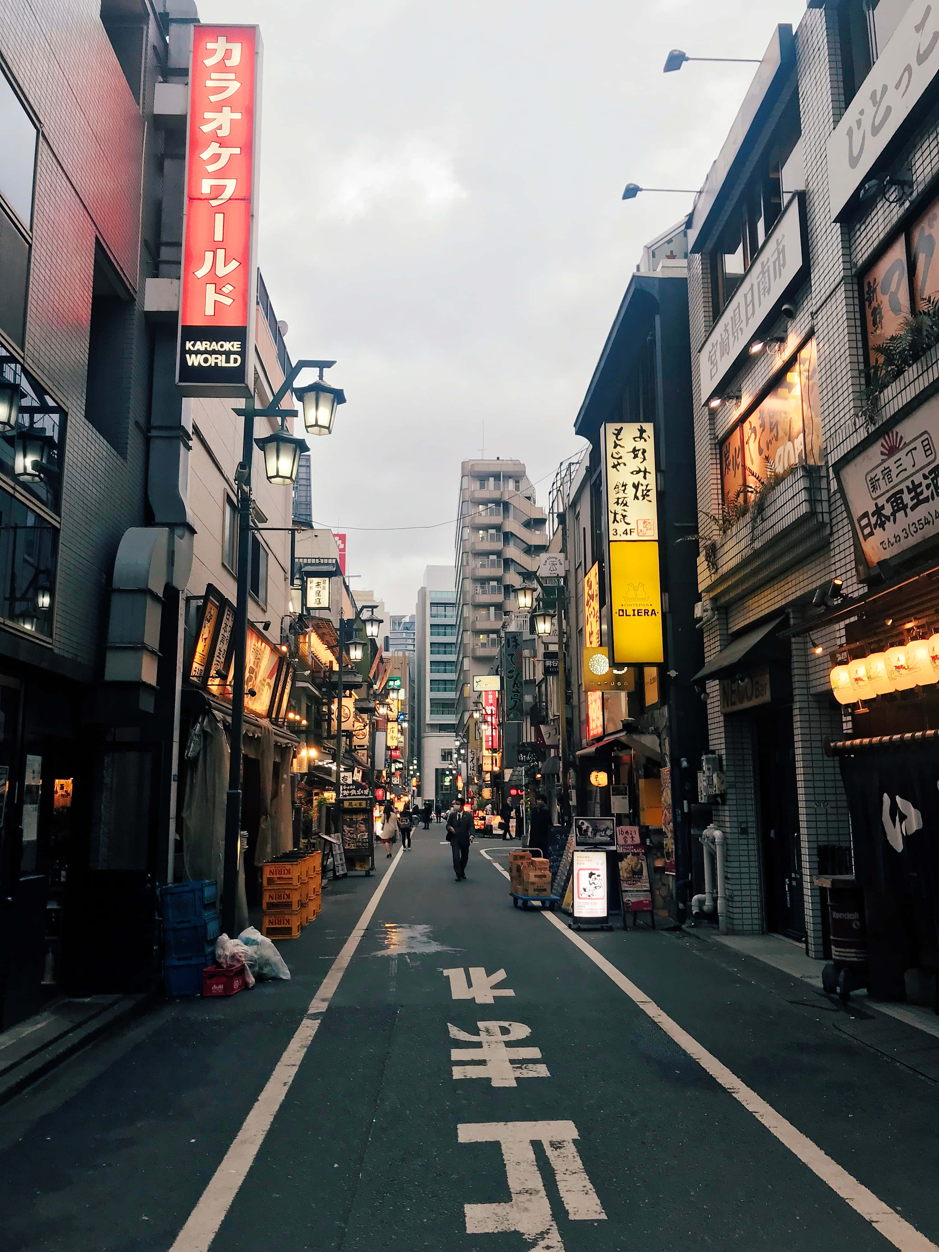 城市 桌布 壁紙 — 東京一條狹窄的小巷，黃昏時分，潮濕的路面上閃爍著霓虹燈招牌和傳統燈籠。