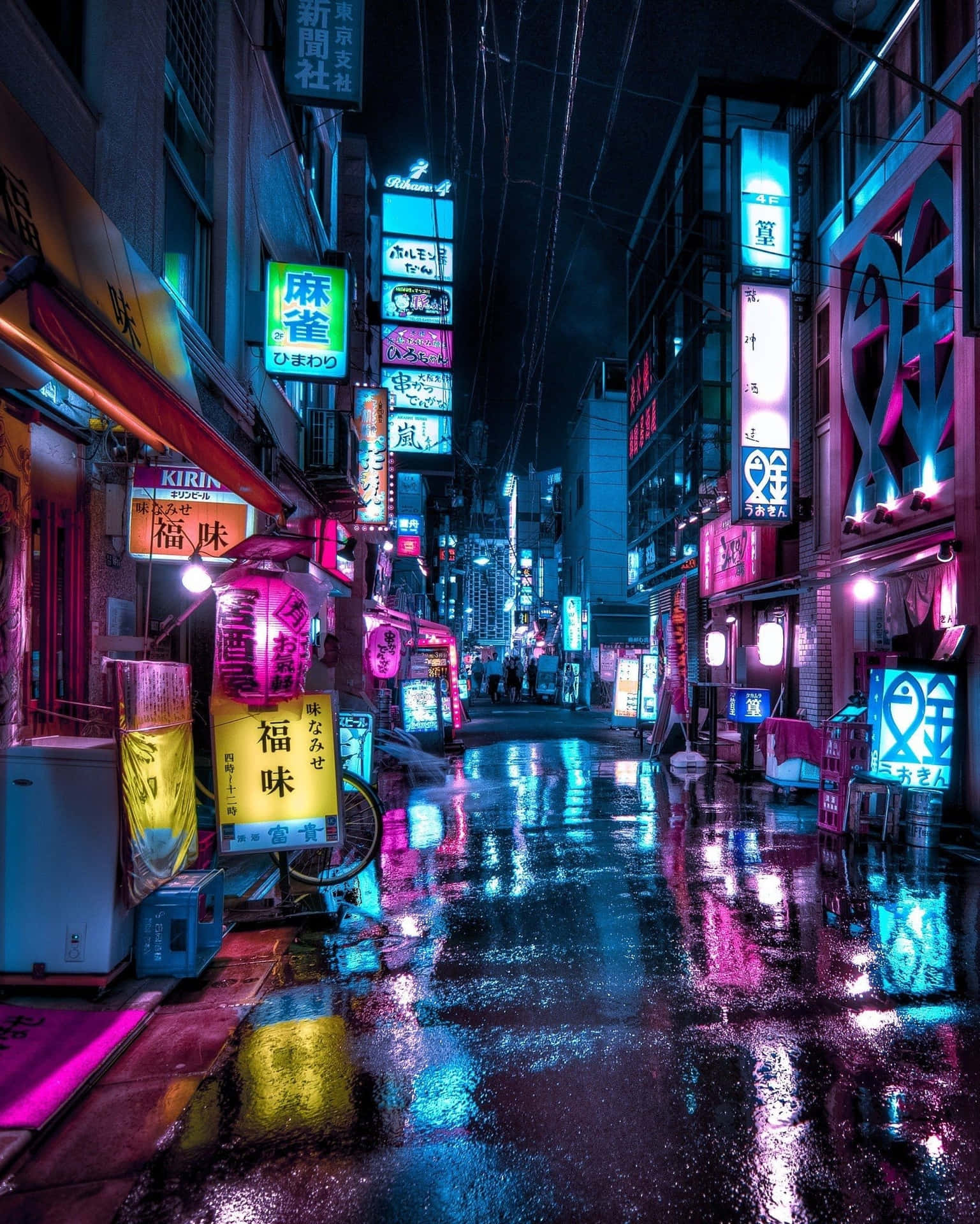 雨中的東京後巷，霓虹招牌在夜間濕漉漉的路面上閃爍倒影。 — 東京迷幻 sessions 壁紙
