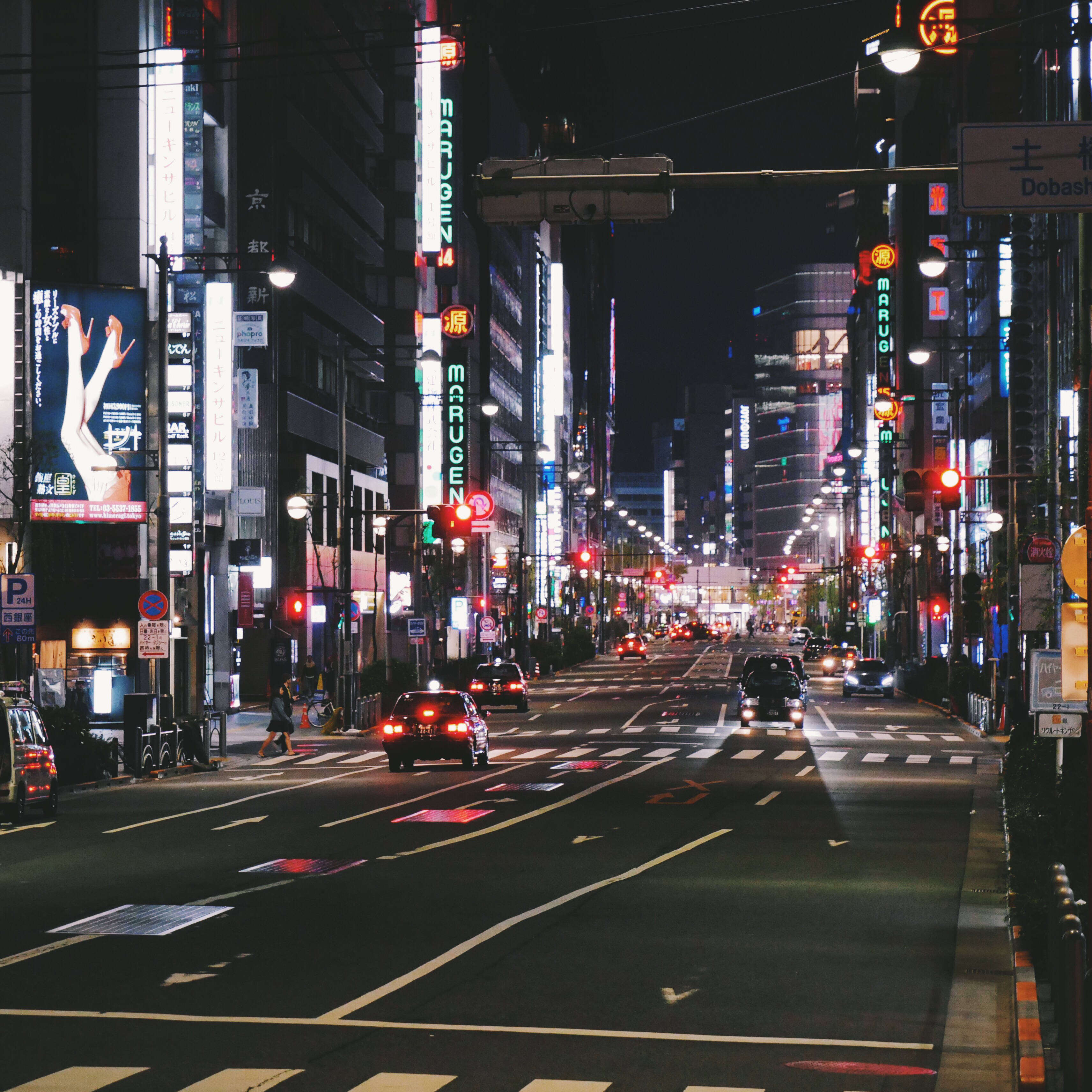 City Street 桌布 壁紙 — 東京夜晚充滿活力的霓虹燈城市街道，閃爍的招牌、汽車和行人。