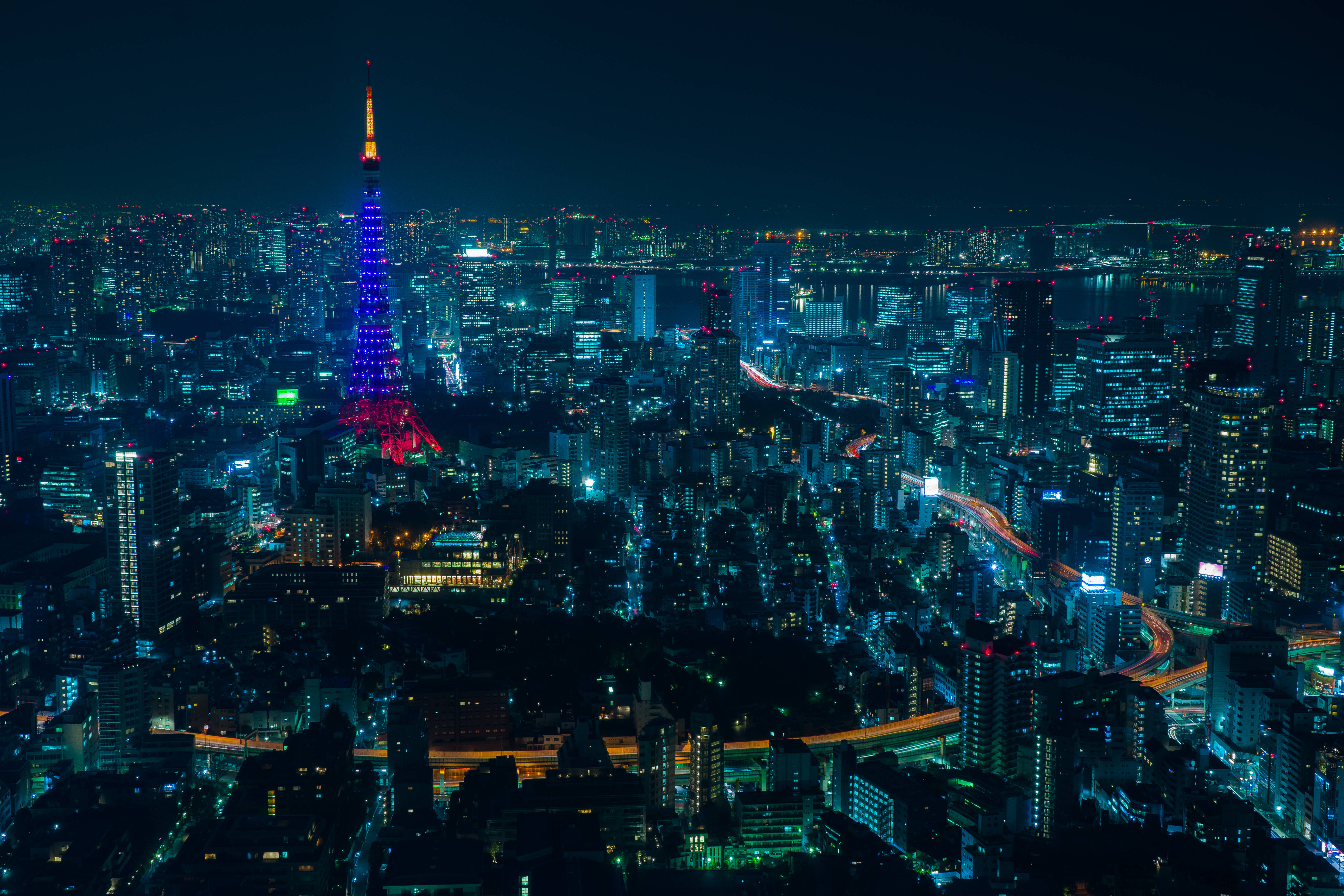 東京 桌布 壁紙 — 東京天際線的夜間空中景觀，以明亮發光的藍色和紅色東京塔為主導。