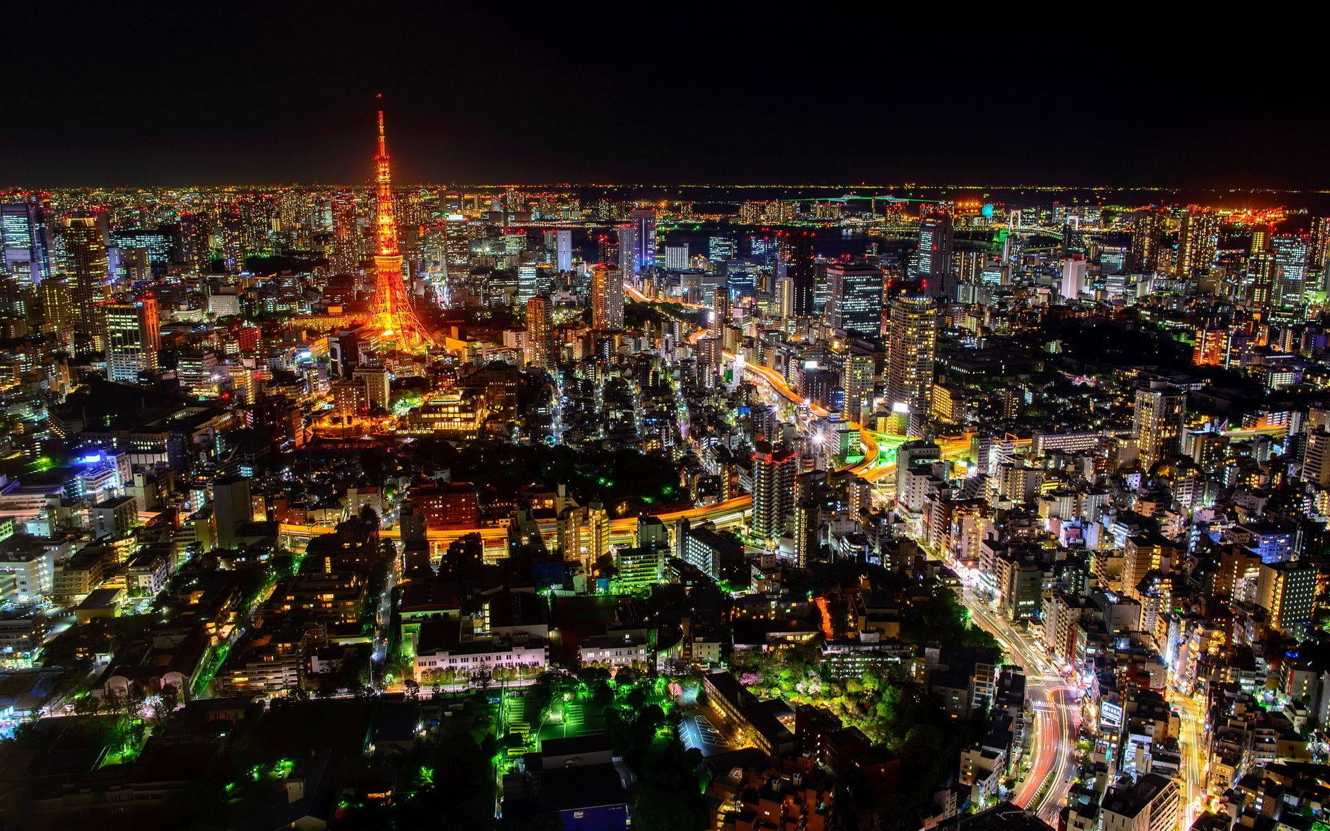 東京 桌布 壁紙 — 東京天際線的夜間鳥瞰圖，霓虹燈閃爍，標誌性的東京塔高高聳立。