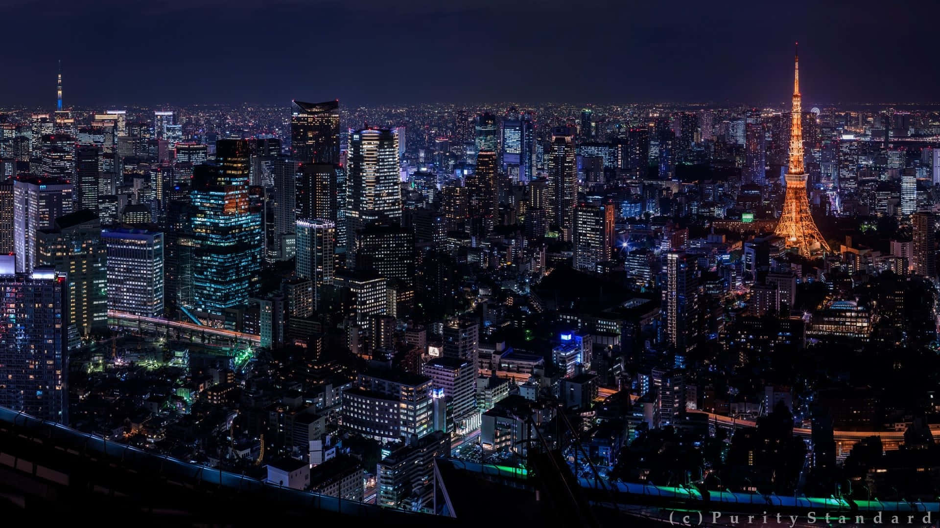 城市 桌布 壁紙 — 東京天際線的迷人夜景全景，東京塔在閃爍的摩天大樓中熠熠生輝。