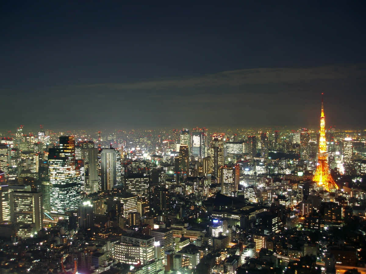 City Night 桌布 壁紙 — 東京璀璨的夜景，天際線中聳立的東京塔在閃爍的摩天大樓間格外醒目。