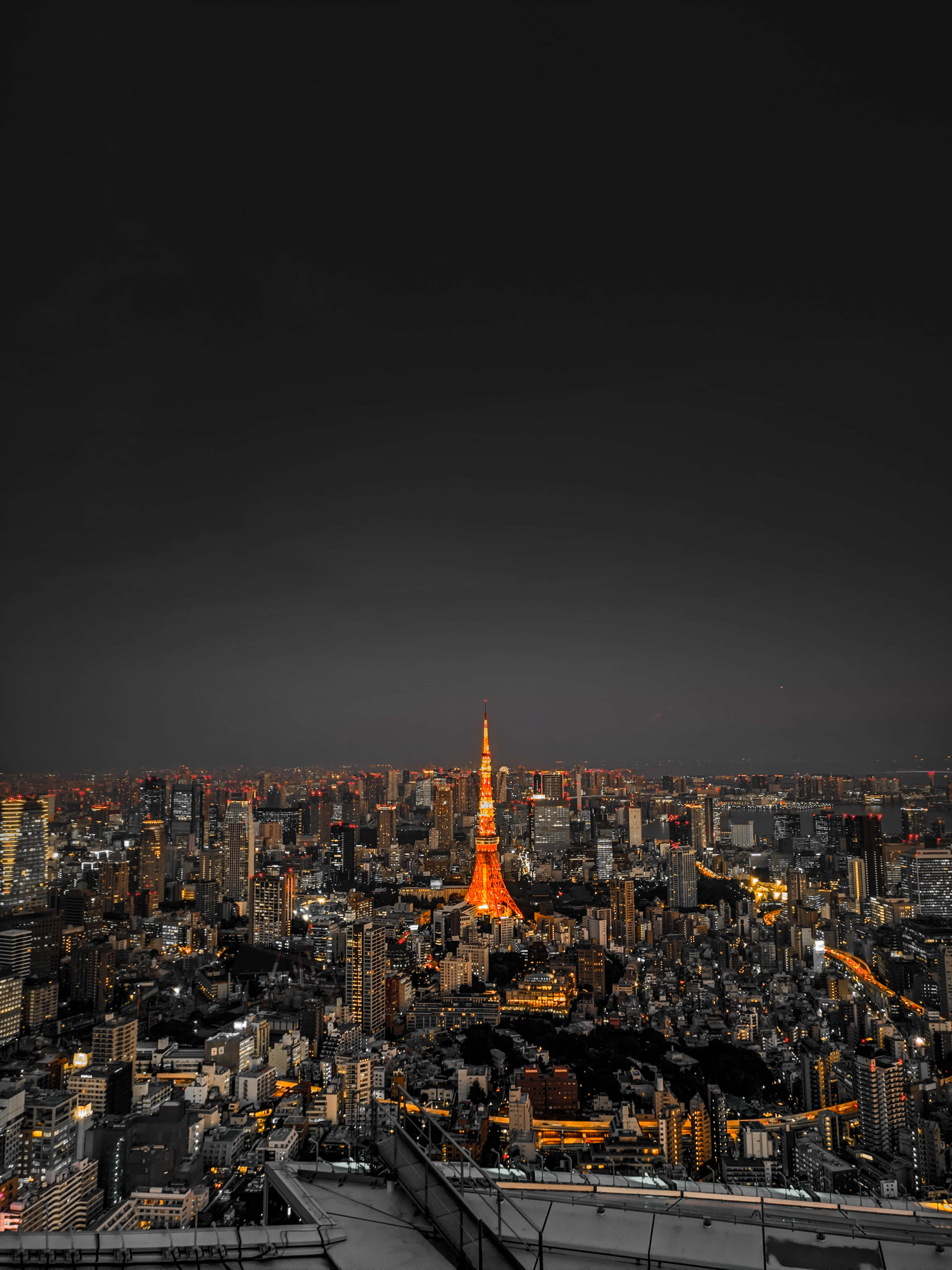 Japan Landscape 桌布 壁紙 — 東京鐵塔在漆黑的天空中散發溫暖的光芒，下方是無數燈火點亮的廣闊城市景觀。