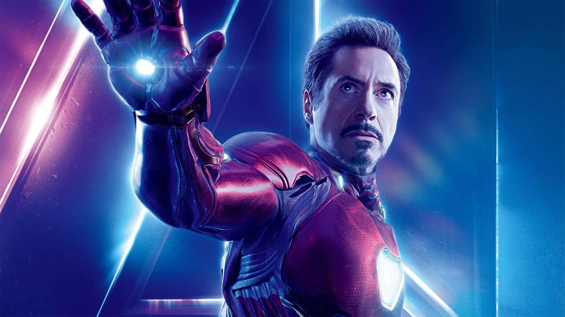 Iron Man Movies 桌布 壁紙 — 東尼·史塔克穿著紅色和金色的鋼鐵人戰衣，伸出發光的斥力手對抗充滿活力的藍色和紫色能量光束。