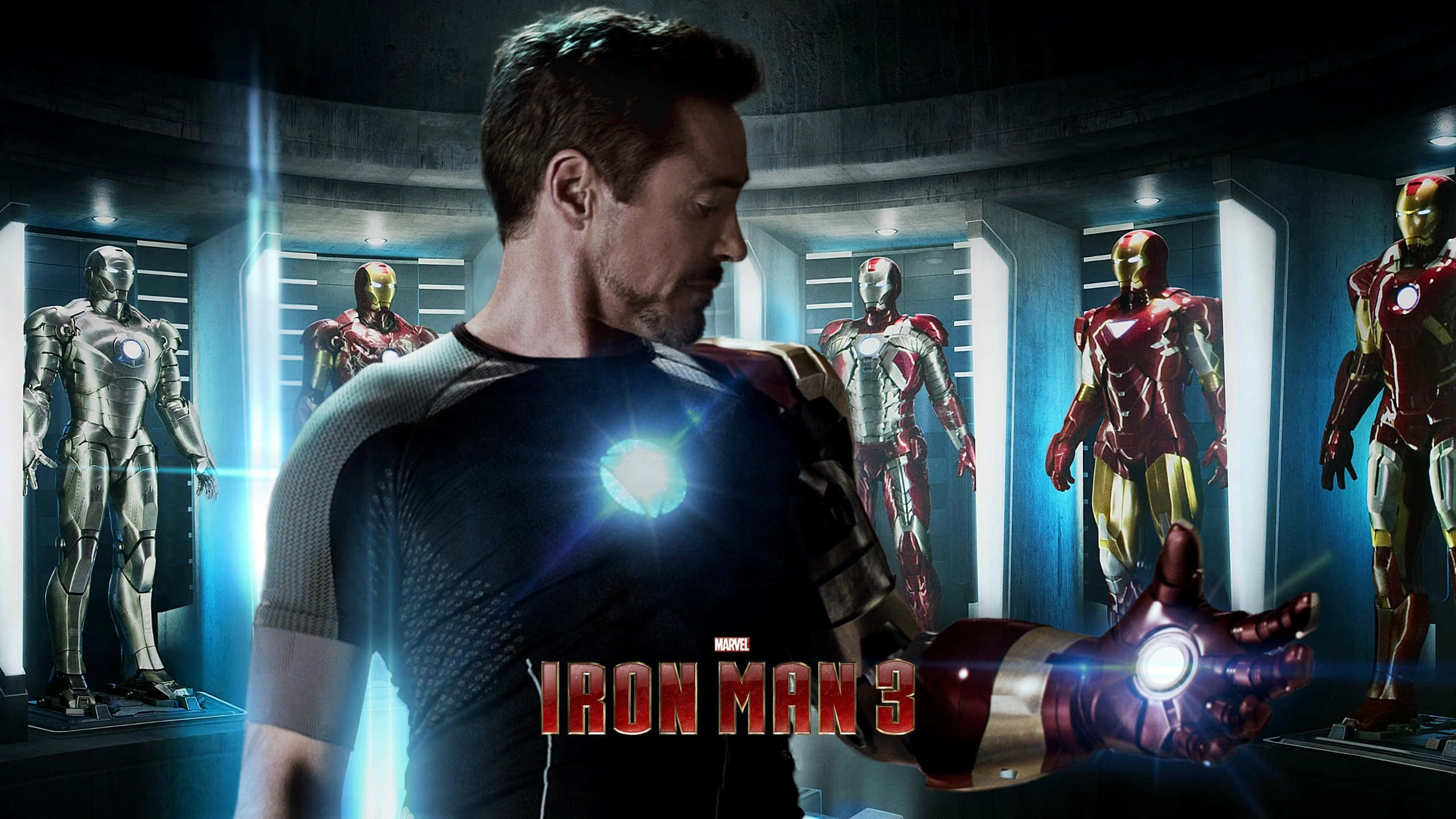 iron man 3 桌布 壁紙 — 東尼·史塔克站在一個高科技實驗室中，周圍環繞著發光的鋼鐵人戰衣，手掌衝擊波啟動中。