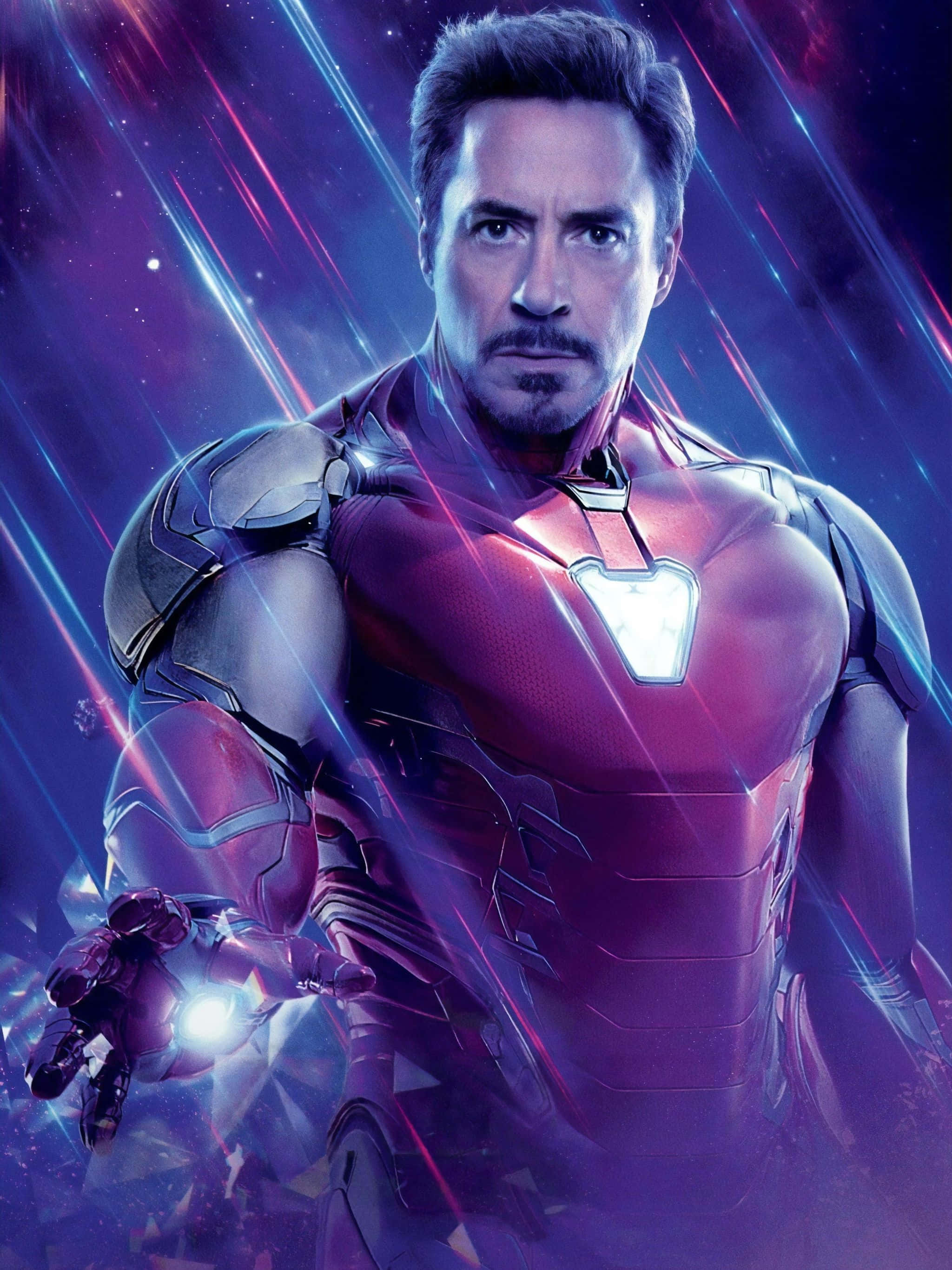 Best Iron Man 桌布 壁紙 — 東尼·史塔克身穿紅色和金色的鋼鐵人戰甲，英勇地站在宇宙紫色和藍色能量條紋前。