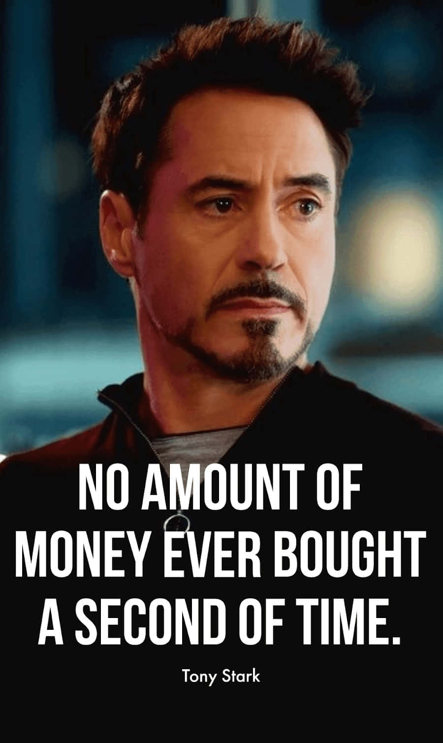 Iron Man Quotes 桌布 壁紙 — 東尼史塔克以嚴肅的表情專注地凝視，粗體白色文字覆蓋在圖像上，宣告『NO AMOUNT OF MONEY EVER BOUGHT A SECOND OF TIME.』