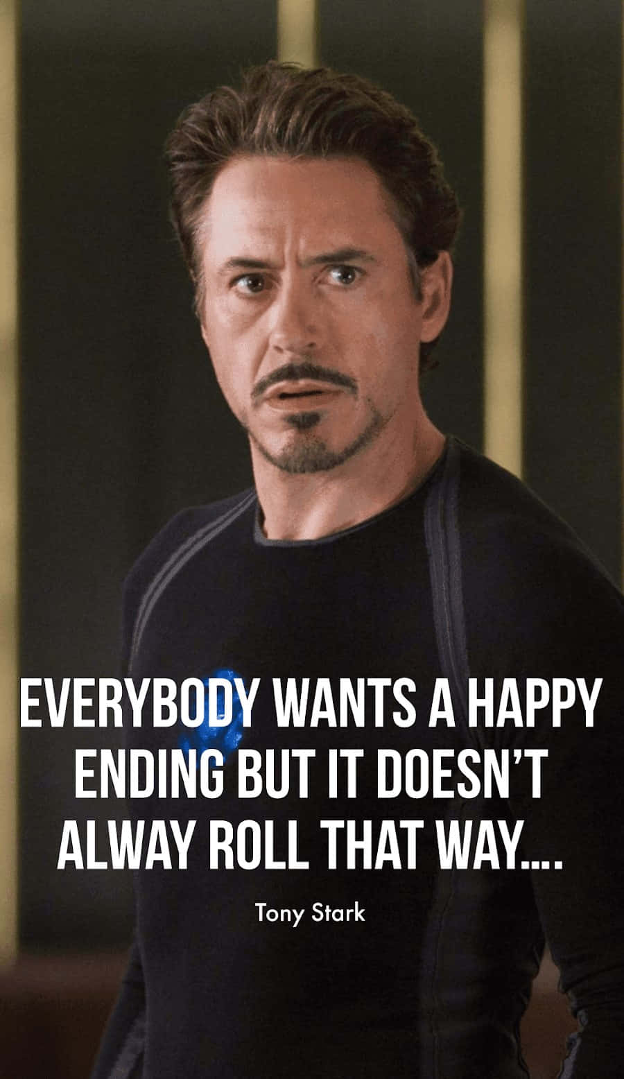 Iron Man Quotes 桌布 壁紙 — 東尼史塔克在昏暗的房間中專注地凝視，身後有金色垂直燈光，文字疊加了他關於快樂結局的名言。