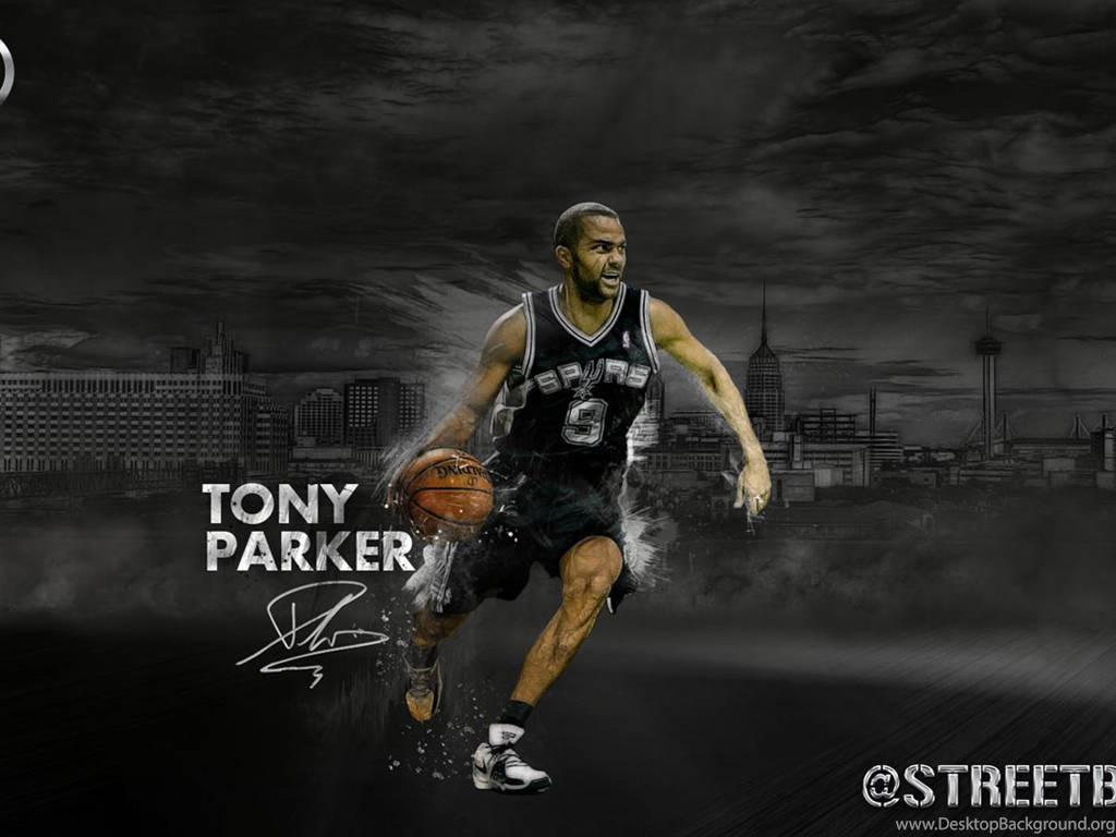 Tony Parker 桌布 壁紙 — 東尼帕克在動態中運著籃球，背景是粗糙的單色城市天際線，帶有戲劇性的煙霧效果。
