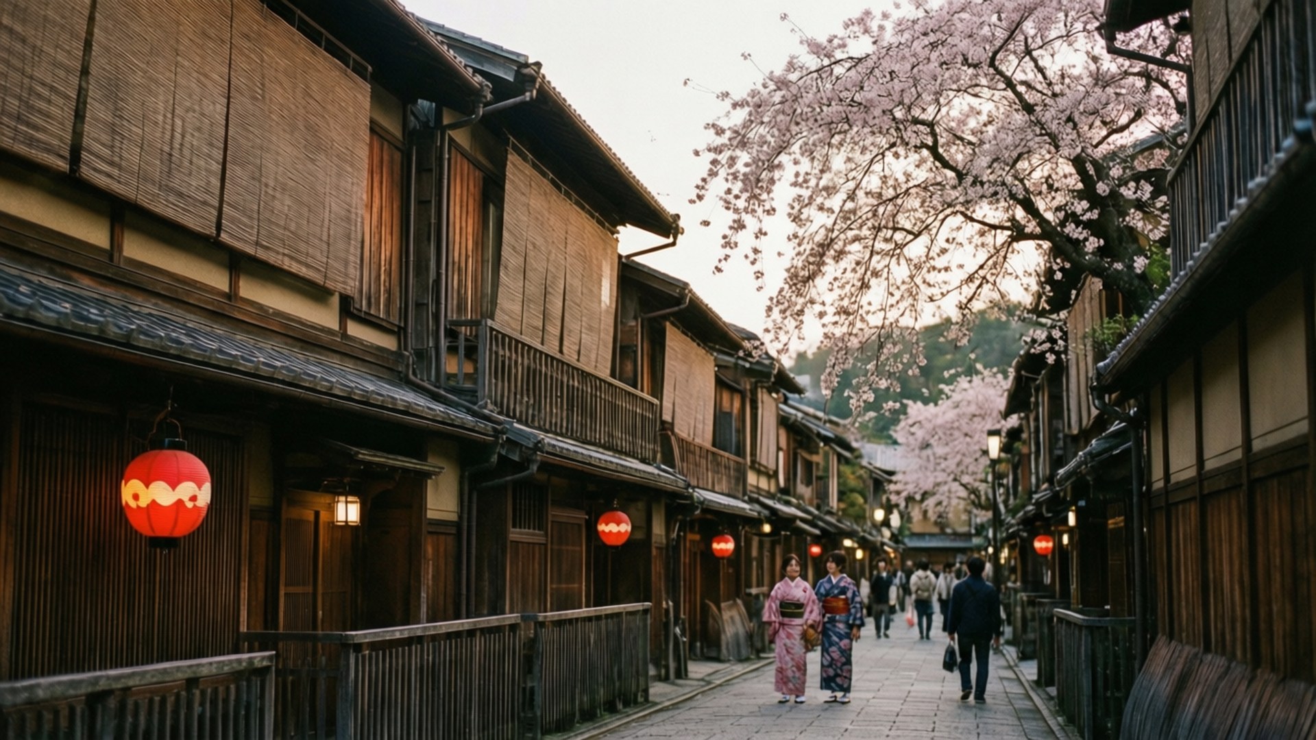 黃昏時分的東山傳統街道，燈籠點綴其間 壁紙