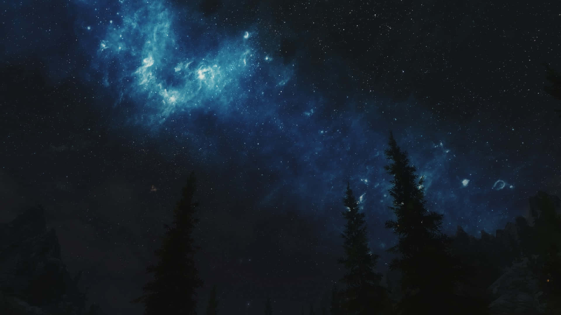Dark Sky 桌布 壁紙 — 松樹的剪影框出了一個令人嘆為觀止的景色，深邃的夜空中充滿了 vibrant 的藍色星雲和無數的星星。