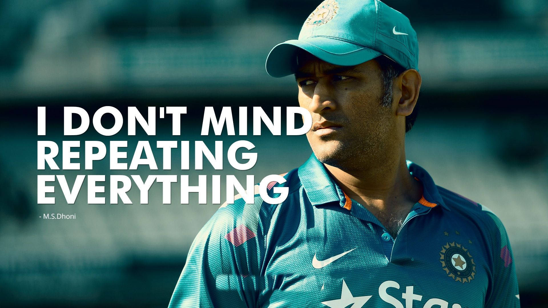 MS Dhoni 桌布 壁紙 — 板球傳奇 M.S. Dhoni 身穿青綠色制服，在模糊的球場背景上以粗體引文凝視。
