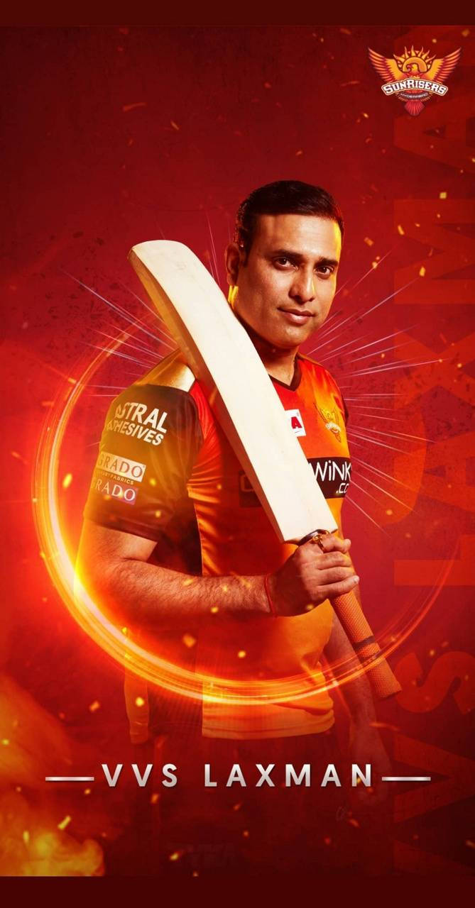 Sunrisers Hyderabad 桌布 壁紙 — 板球傳奇VVS Laxman在火紅背景中手持球棒，伴隨著發光的橙色能量環和火花。