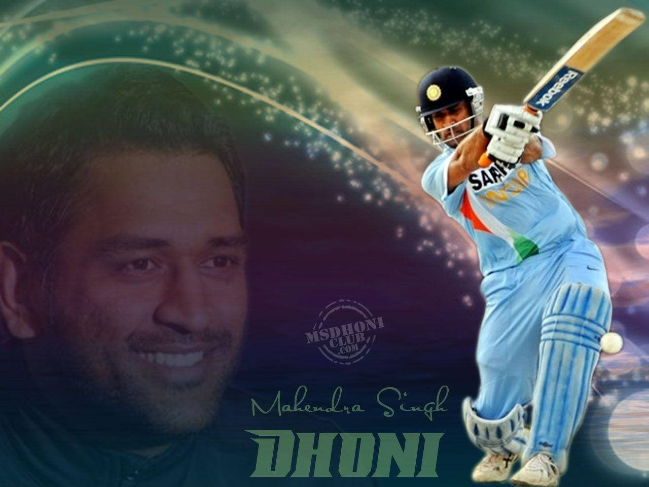 Ms Dhoni 桌布 壁紙 — 板球傳奇人物 Mahendra Singh Dhoni 身穿藍色制服，在宇宙星空背景下揮桿，並疊加了他的肖像和名字。