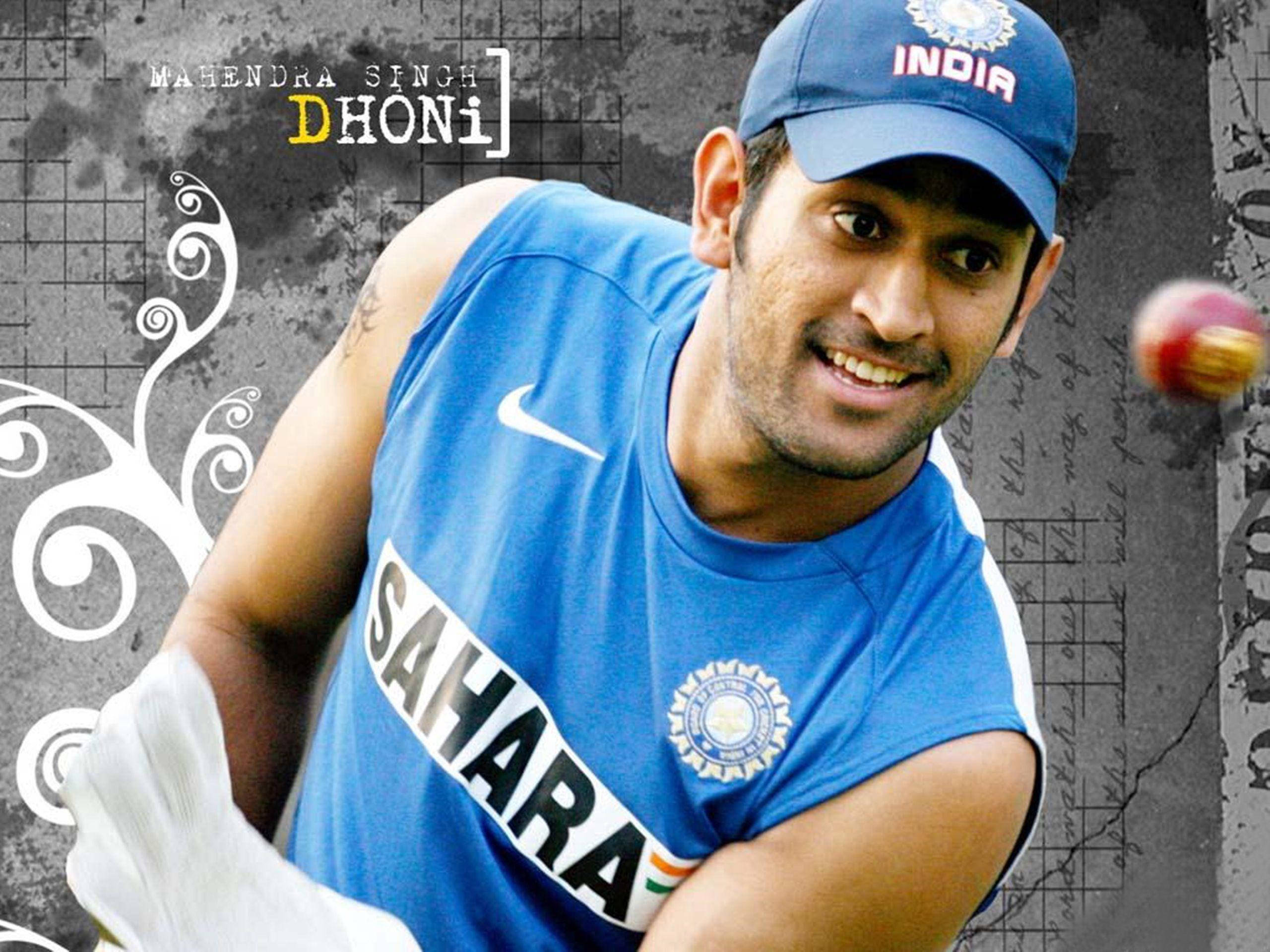 Ms Dhoni 桌布 壁紙 — 板球傳奇人物Mahendra Singh Dhoni身穿藍色印度球衣，在紋理灰色背景前揮動球棒，球在運動中。